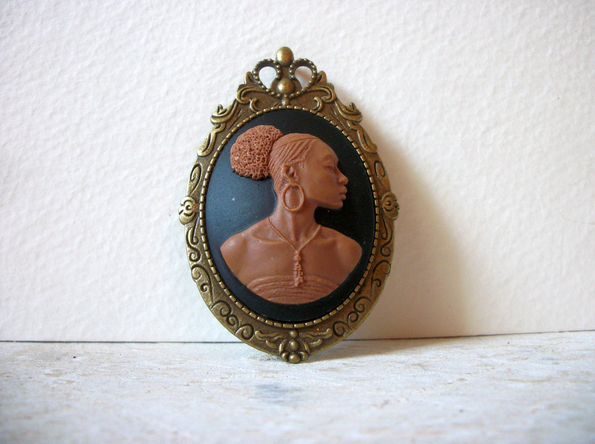 Hand Made Queen Pendant Brooch 62120