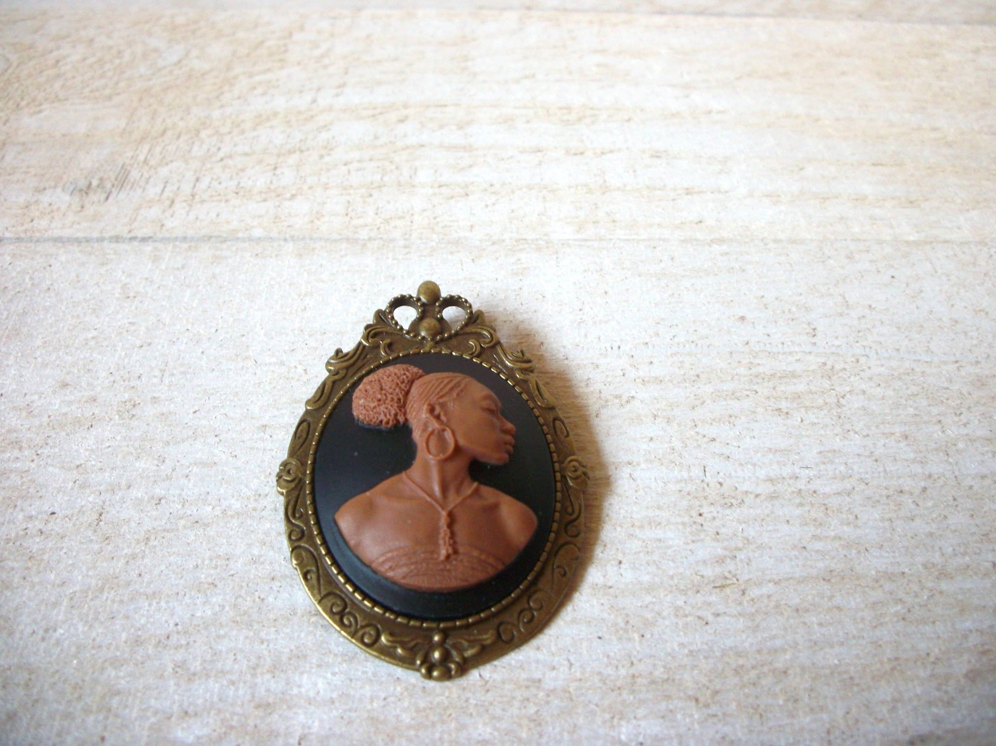 Hand Made Queen Pendant Brooch 62120