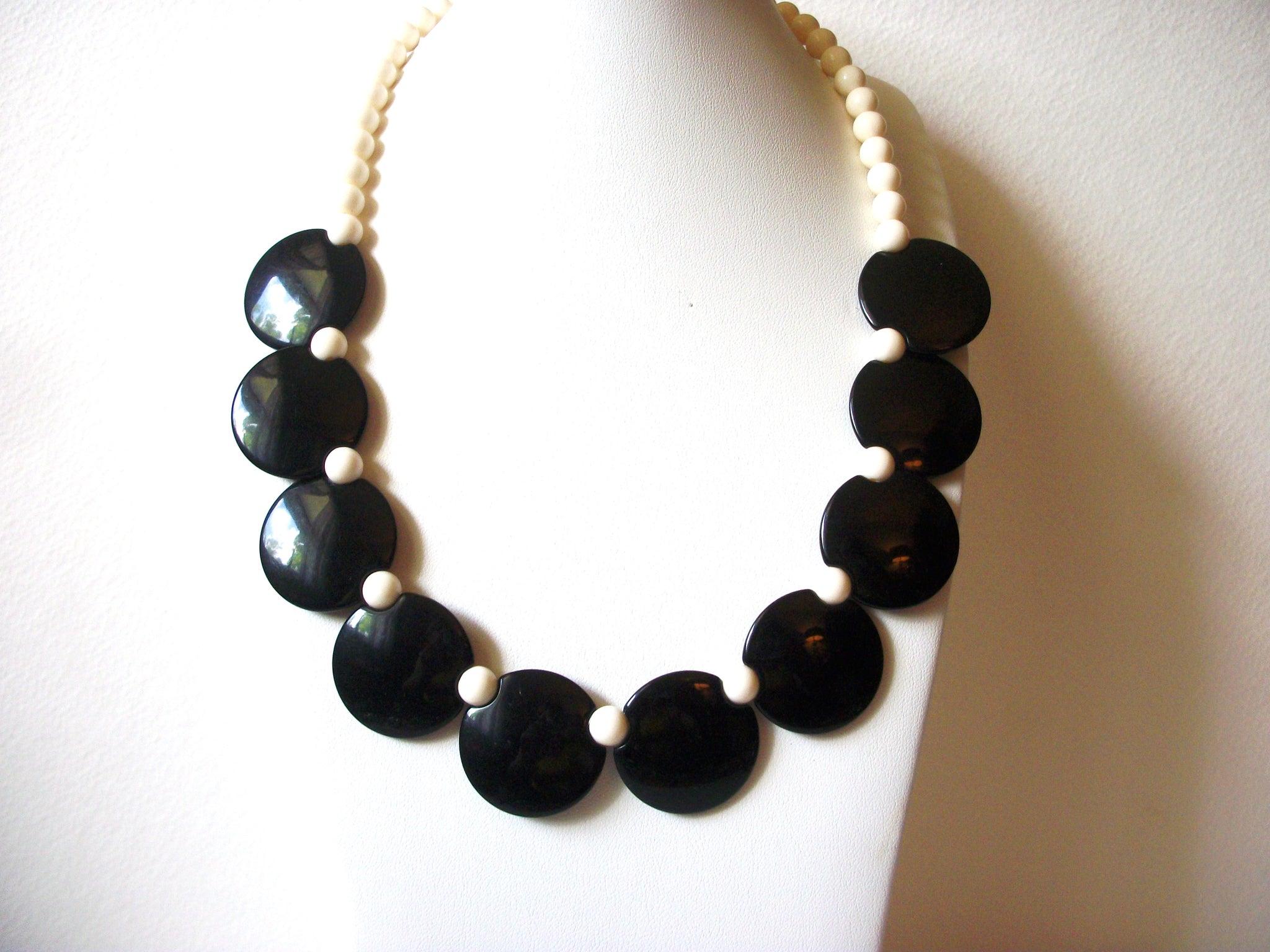 Retro Black White Necklace 62820