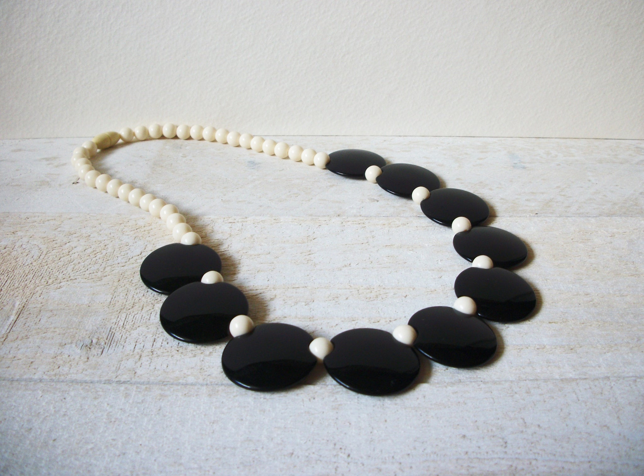 Retro Black White Necklace 62820