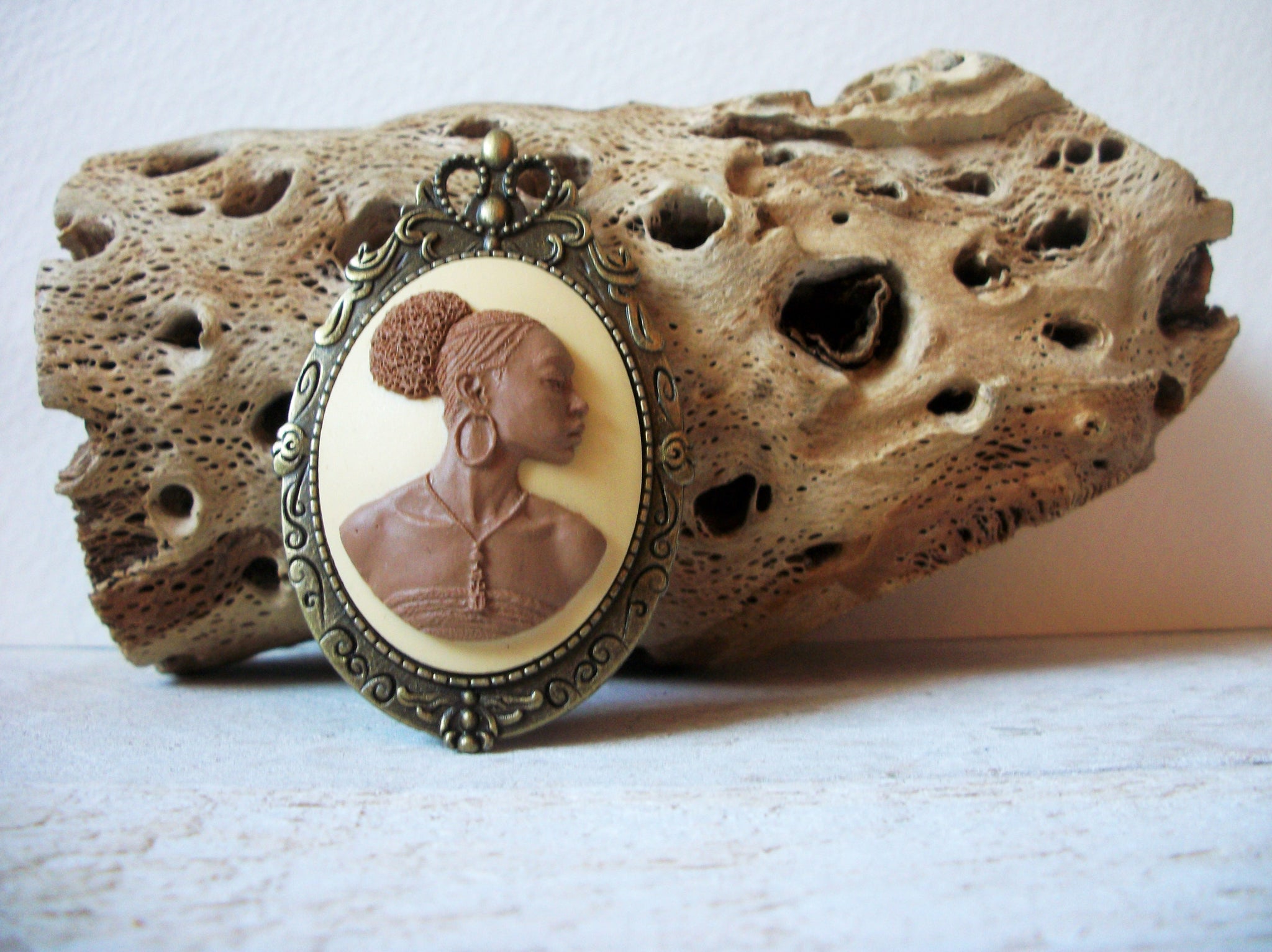 Hand Made Queen Pendant Brooch 62120