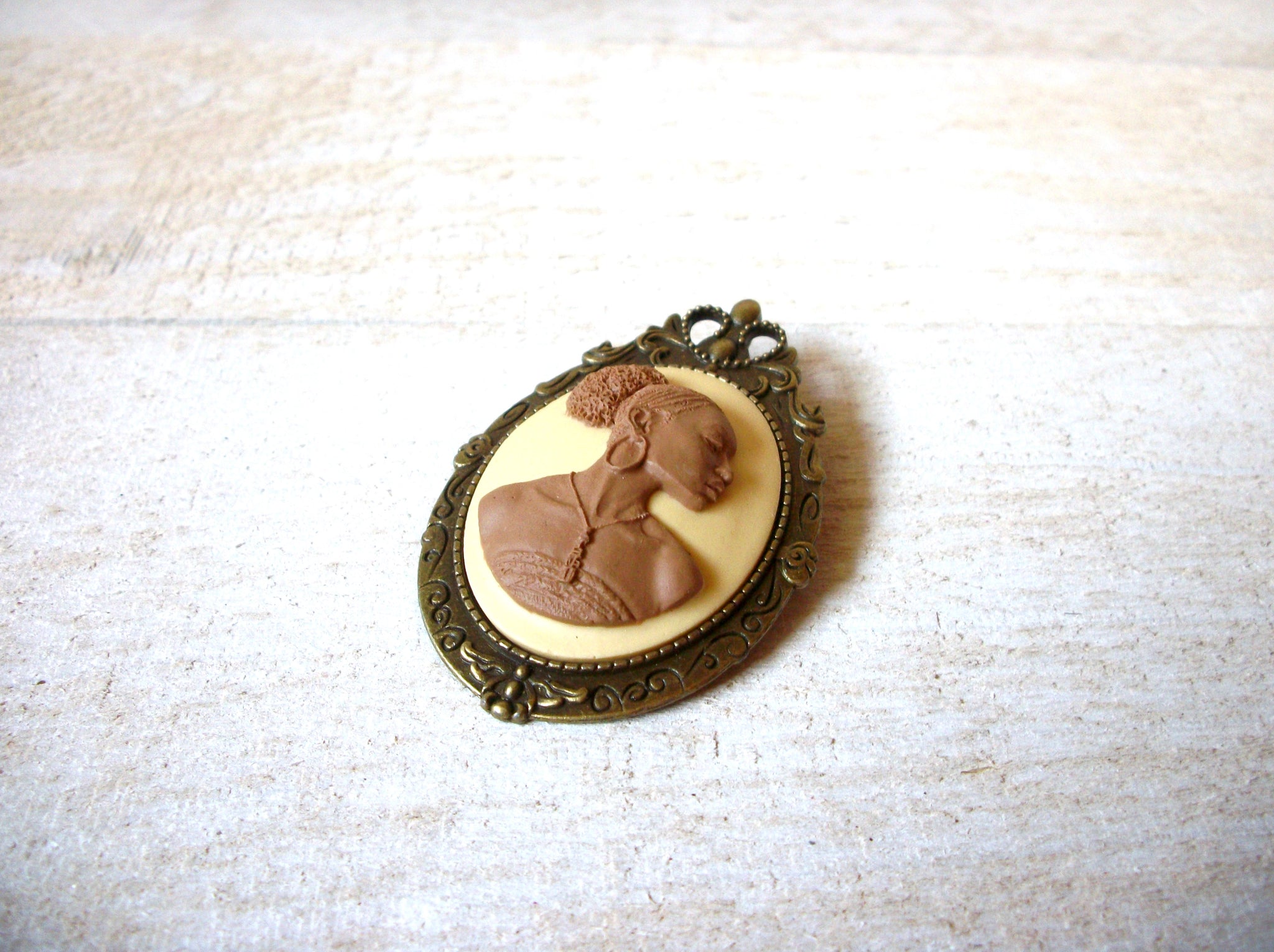 Hand Made Queen Pendant Brooch 62120