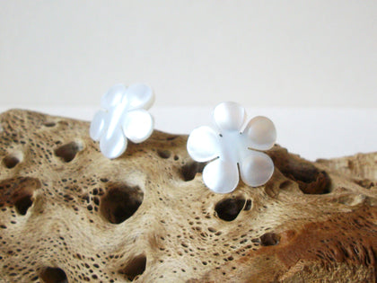 Vintage Mother Of Pearl Flower Earrings 71720