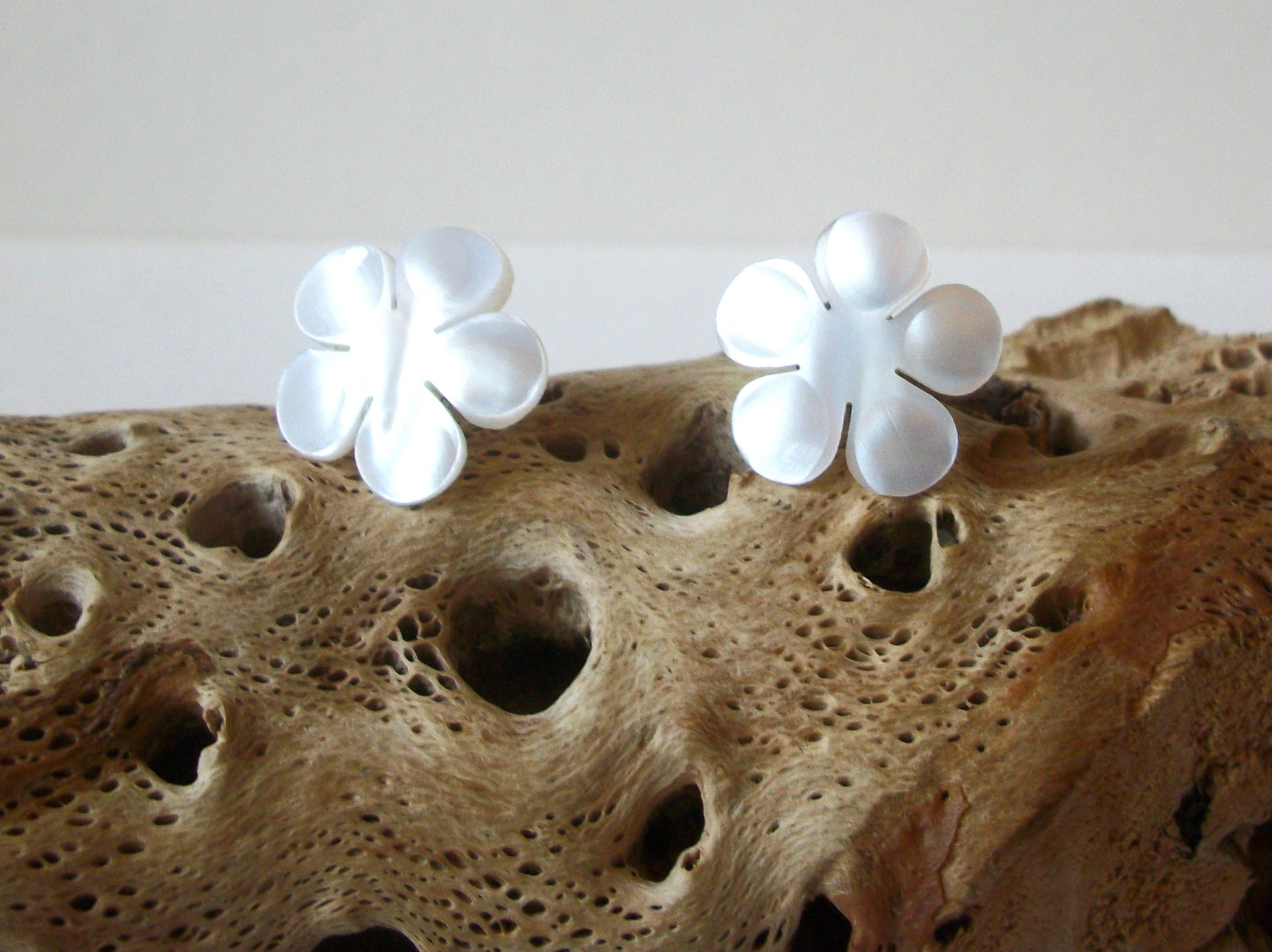 Vintage Mother Of Pearl Flower Earrings 71720