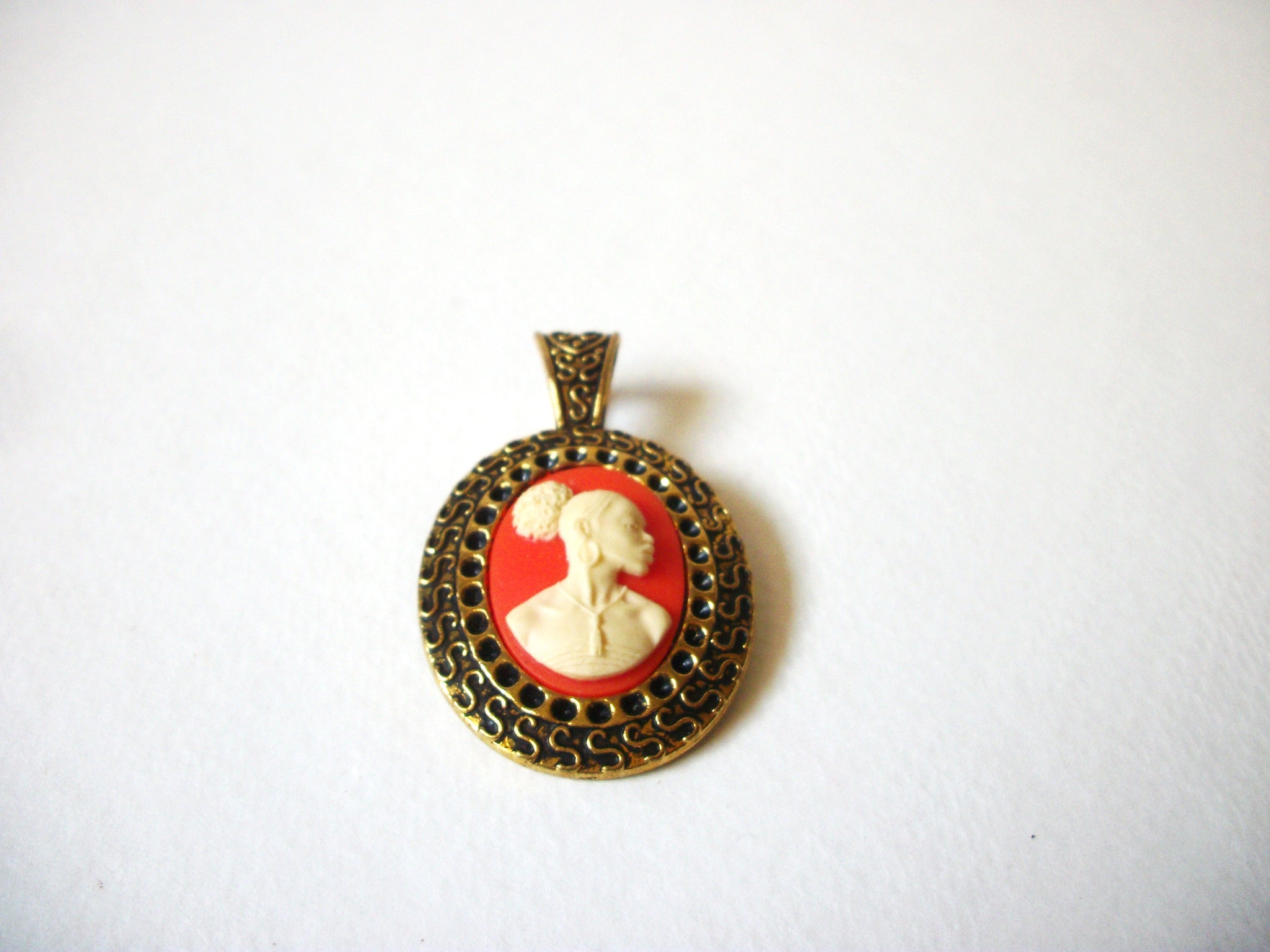 Hand Made Queen Pendant 72320