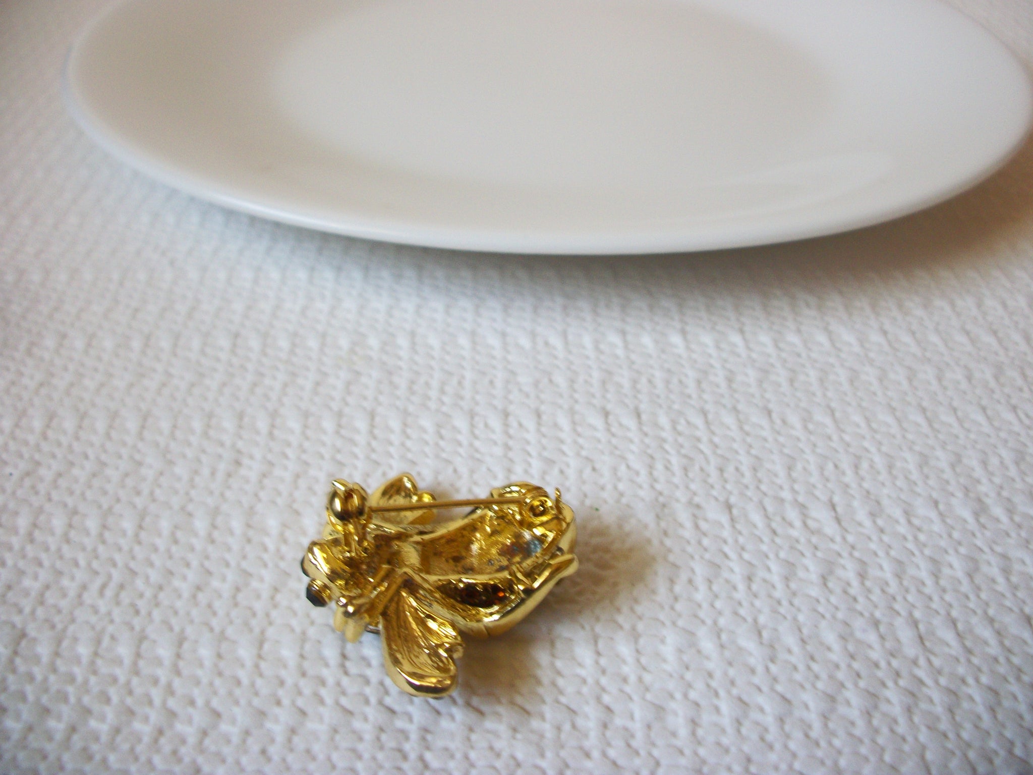 Retro Gold Toned Austrian Rhinestones Bee Brooch Pin 80620
