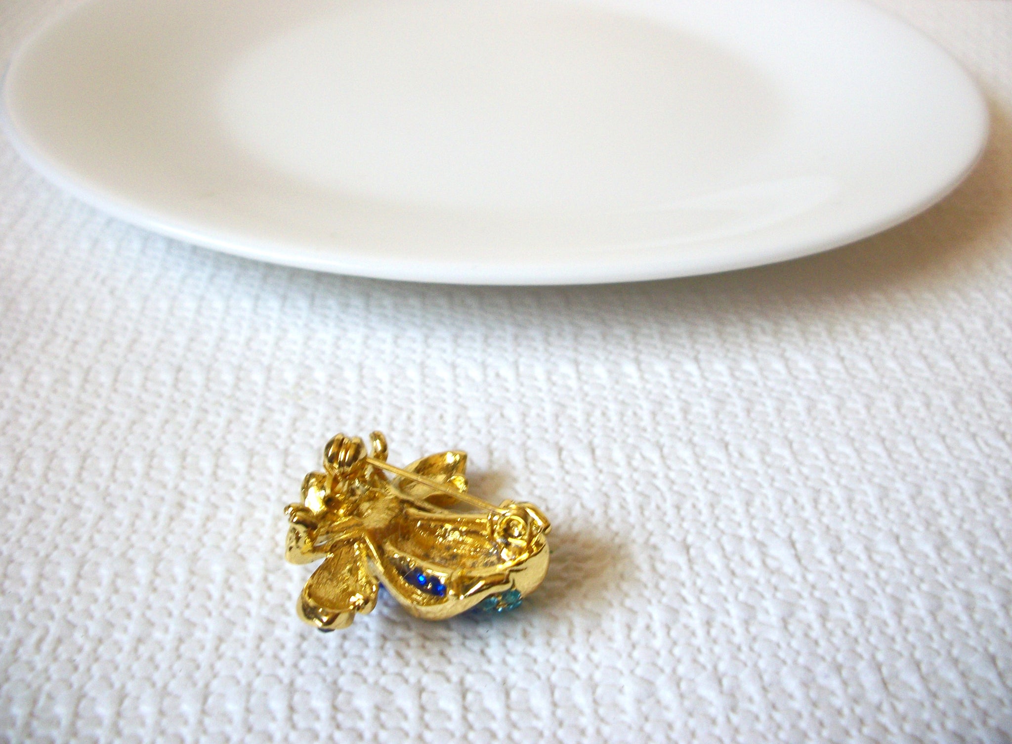 Retro Gold Toned Austrian Rhinestones Bee Brooch Pin 80620