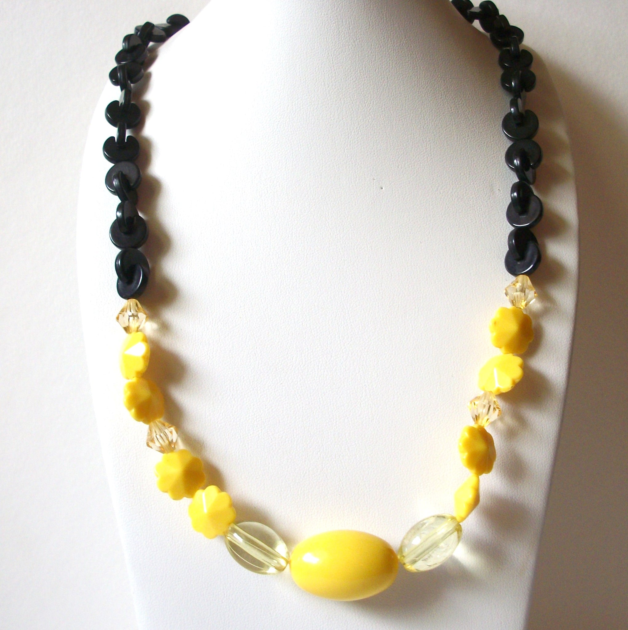 Retro Black Yellow Necklace 80220
