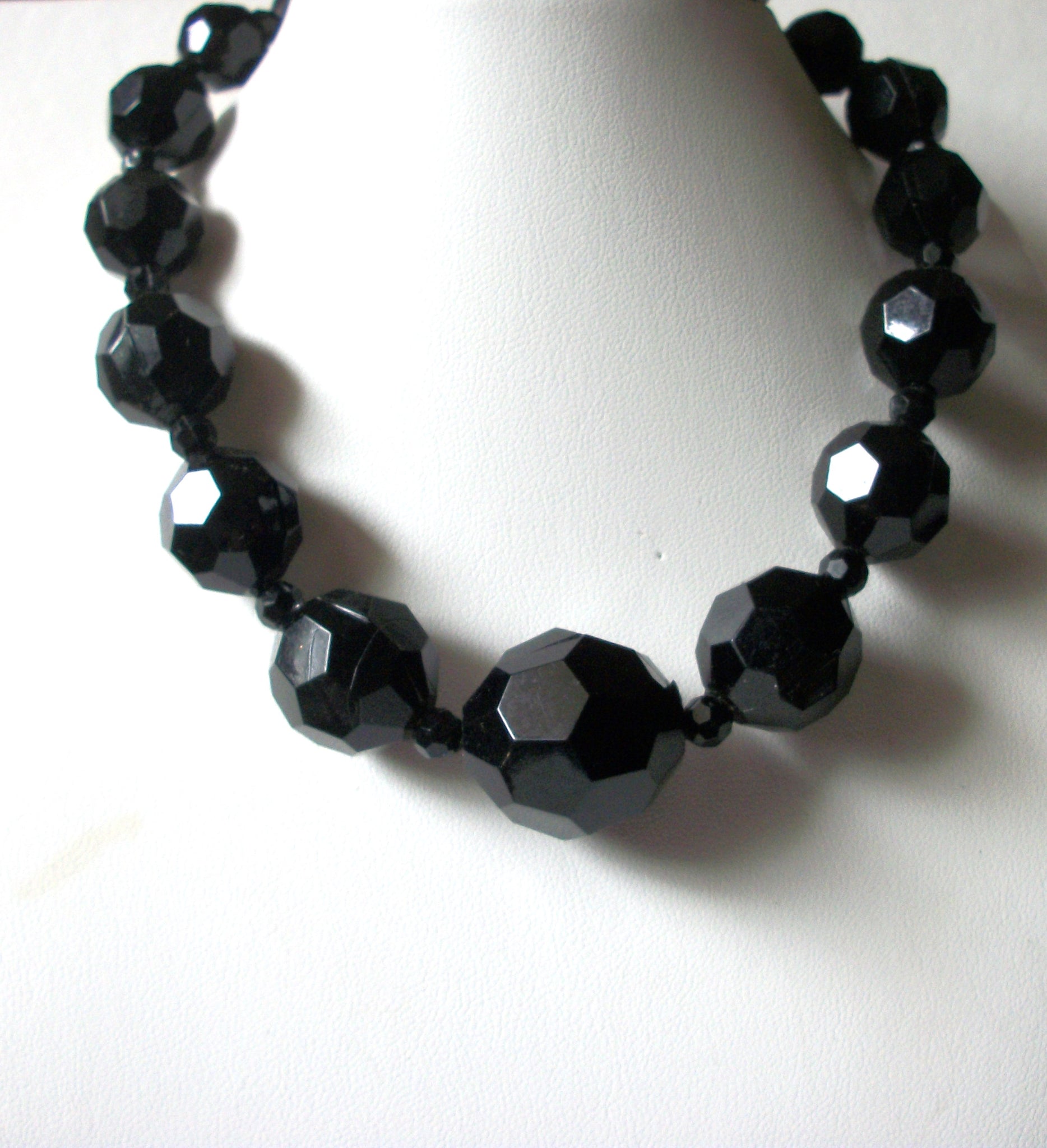 Retro Shorter Length Black Necklace 80520