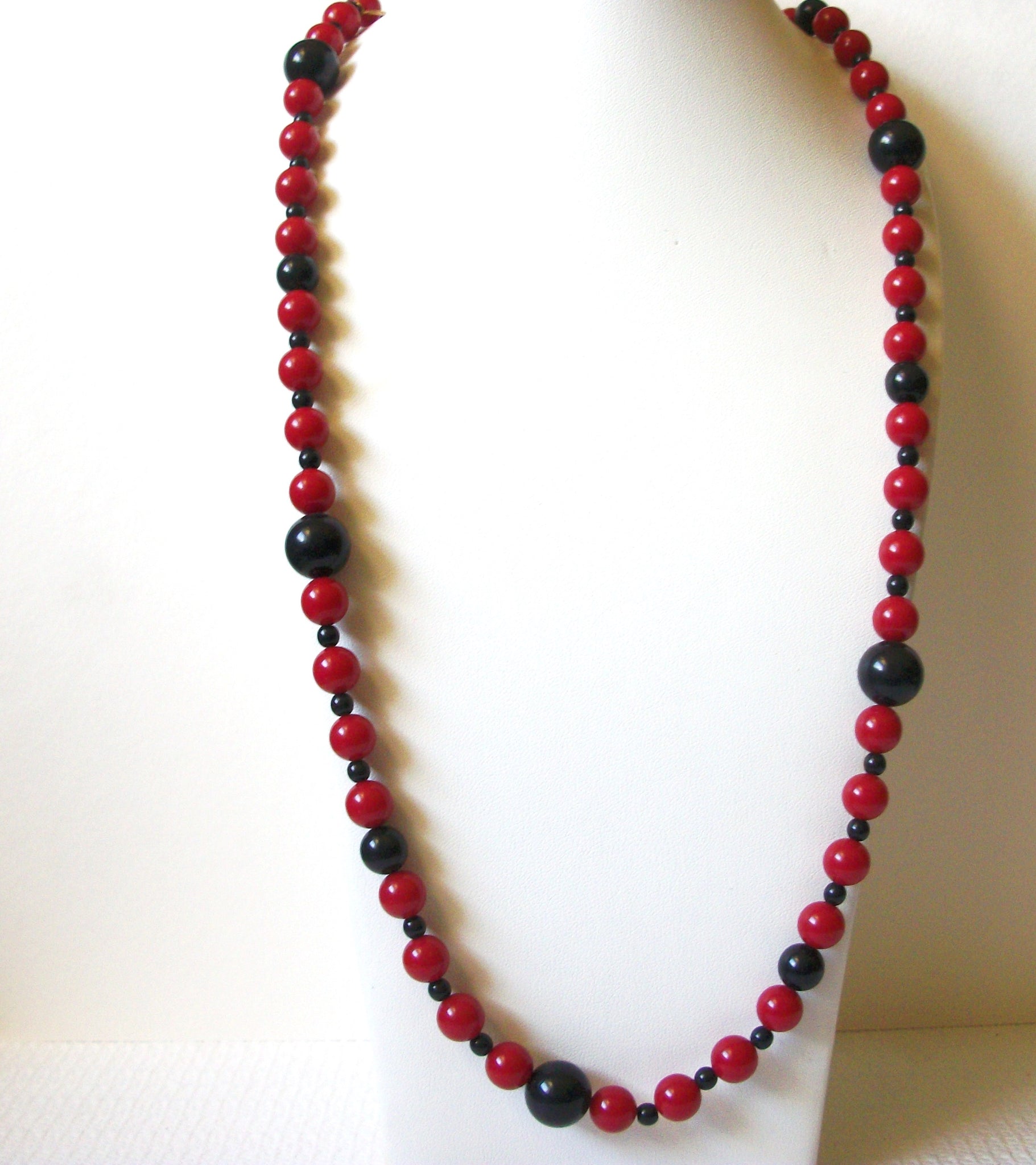 MONET Red Black Necklace 82320