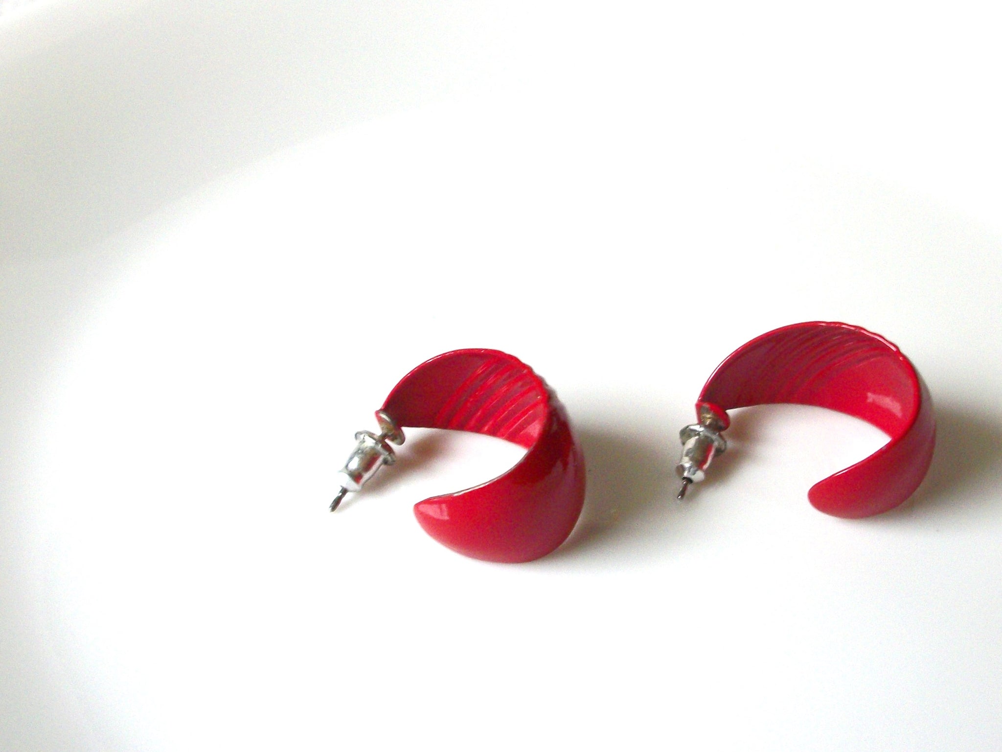 Retro Red Hoop Earrings 82620
