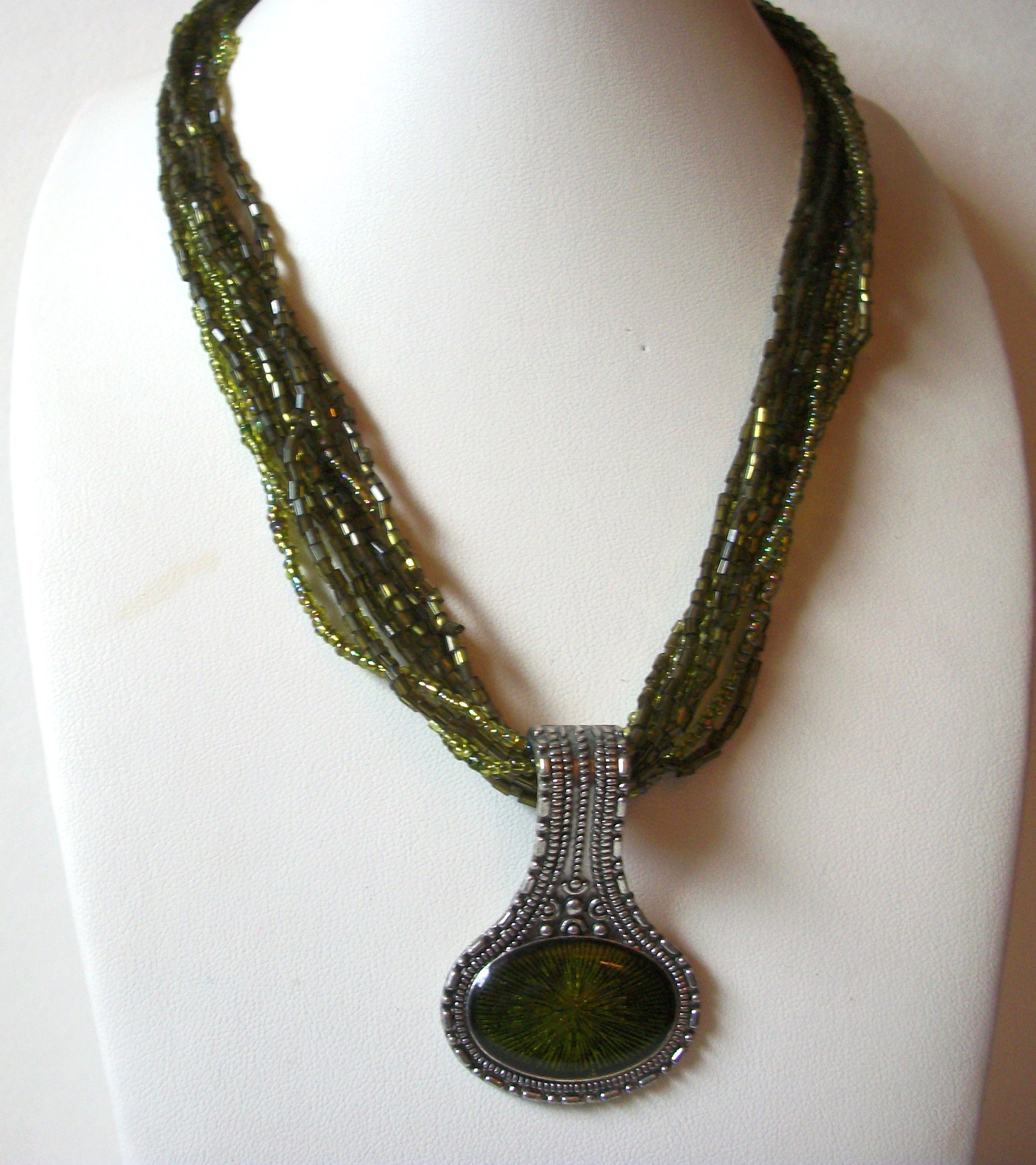 Retro Olive Glass Necklace 82720