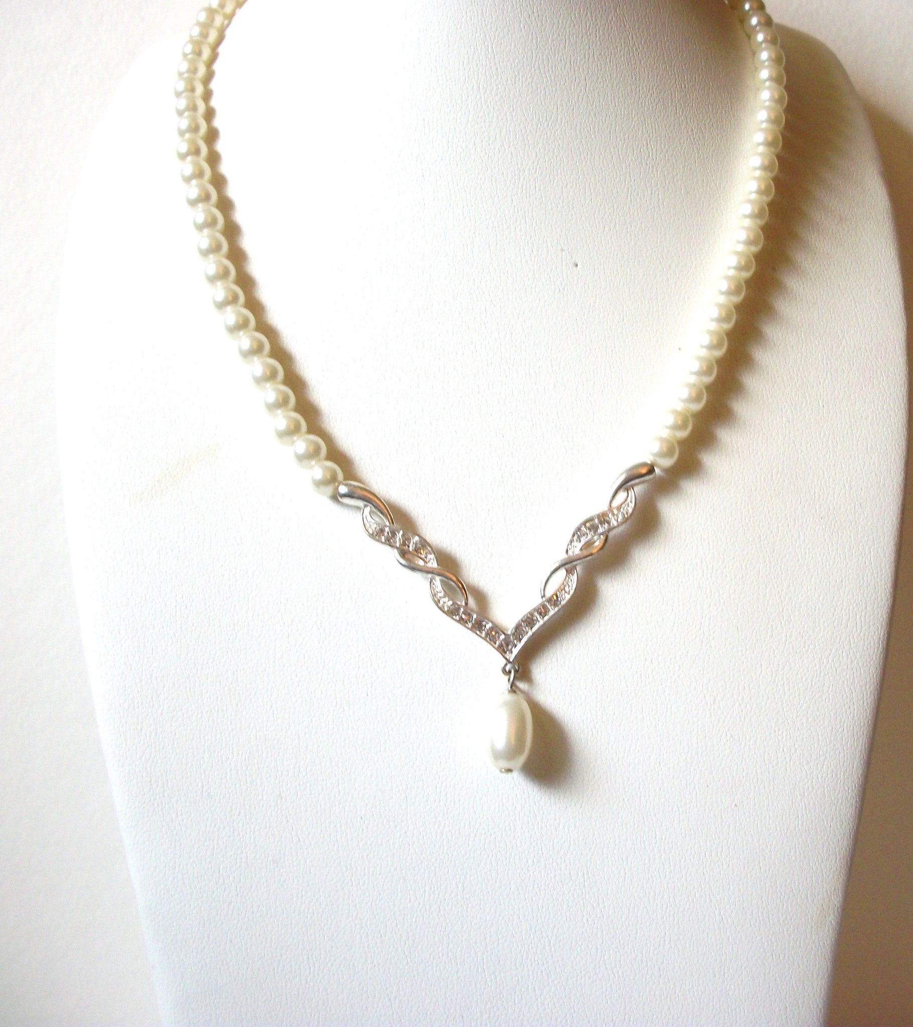 NRT AVON Vintage Faux Pearl Necklace 90720