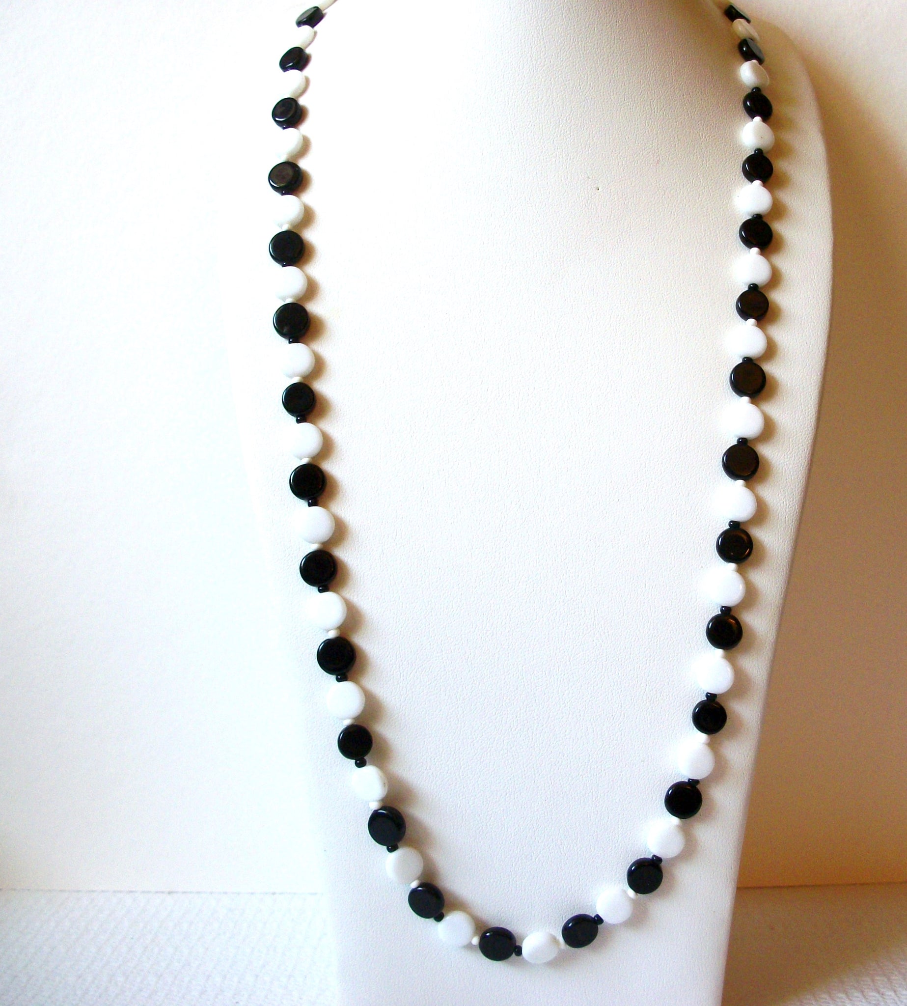 Retro Black White Glass Necklace 92120