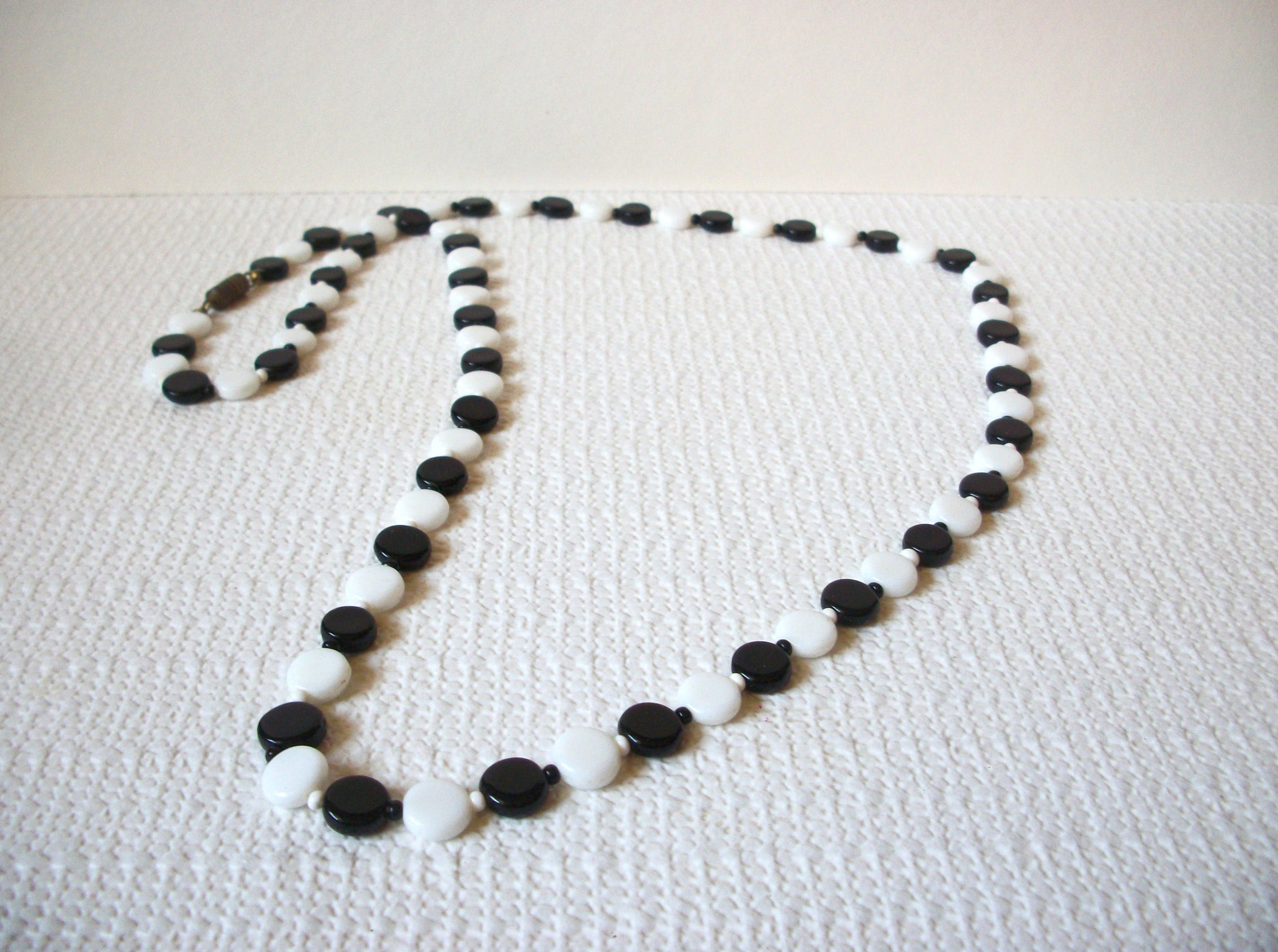 Retro Black White Glass Necklace 92120