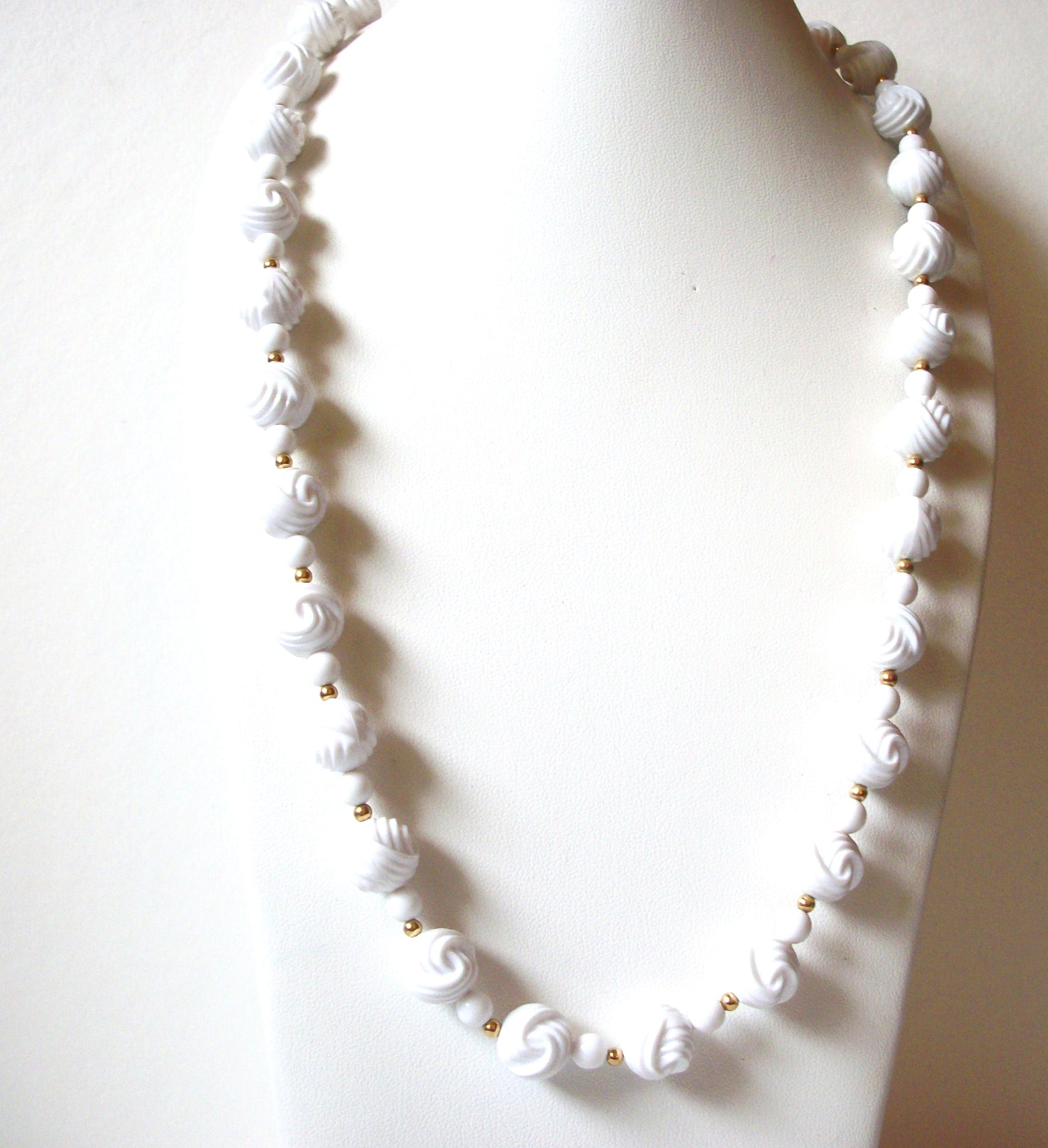 Retro Hand Molded White Necklace 92320