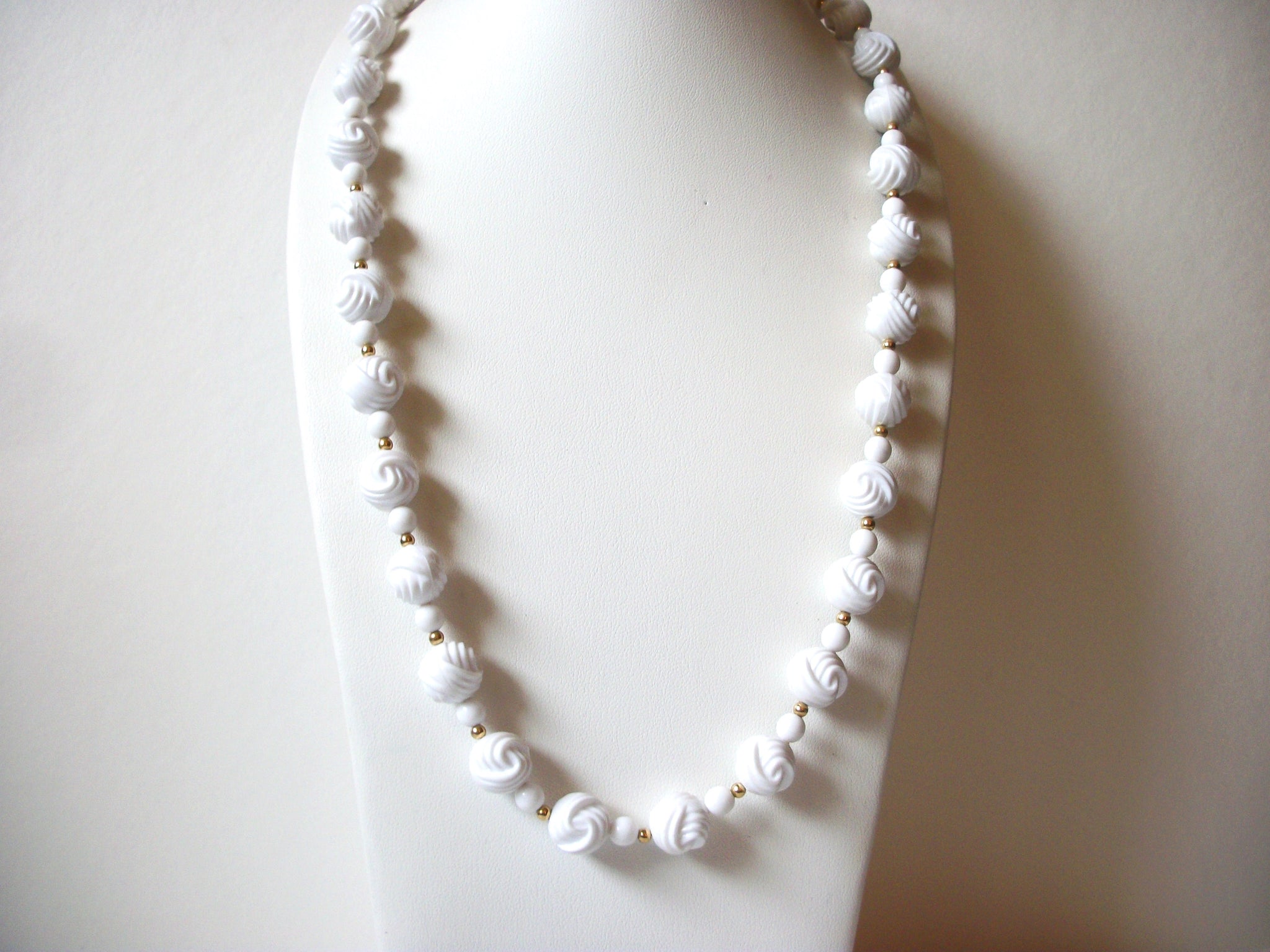 Retro Hand Molded White Necklace 92320