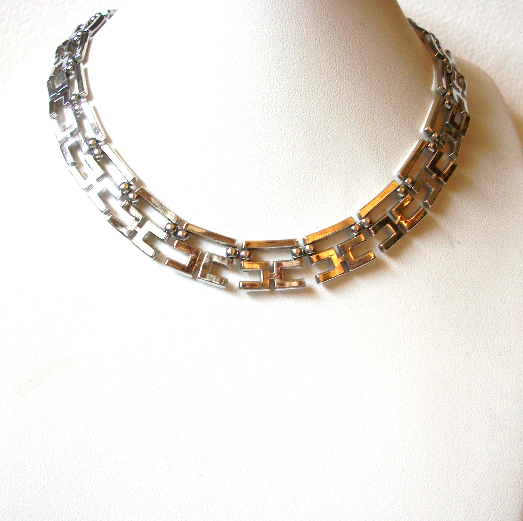 Retro Silver Toned Link Necklace 100120
