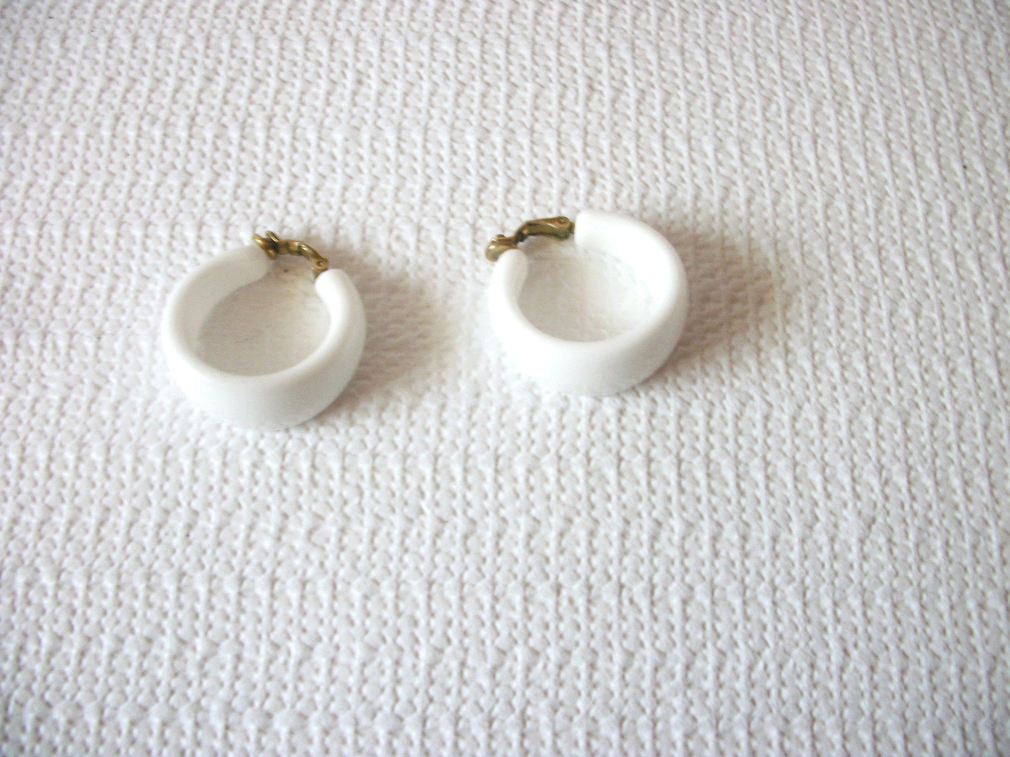 Vintage TRIFARI White Lucite Hoop Earrings 71218Z
