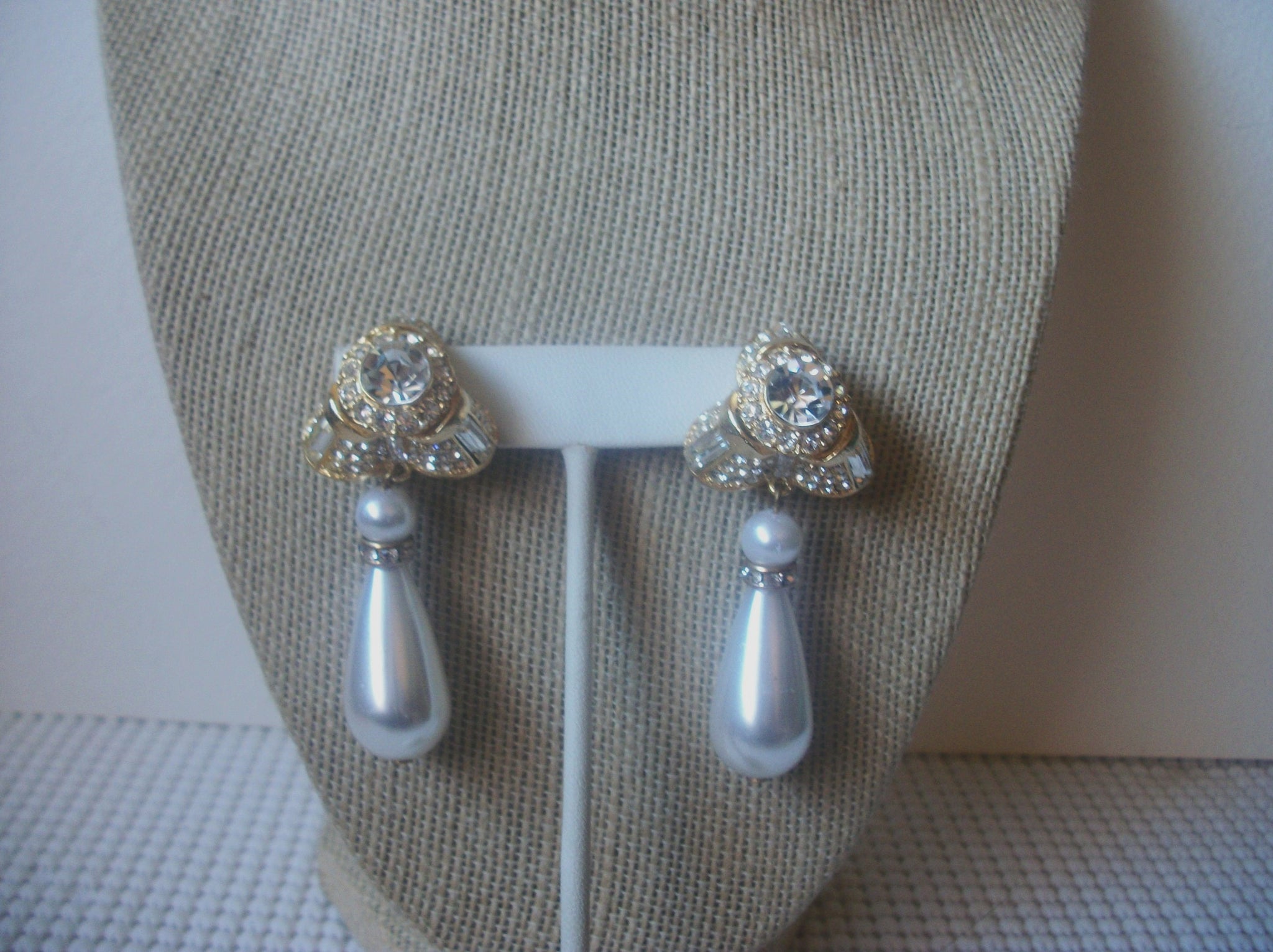 Vintage Jewelry Diva Gold Tone Clear Rhinestone Faux Pearl Clip On Earrings 022321