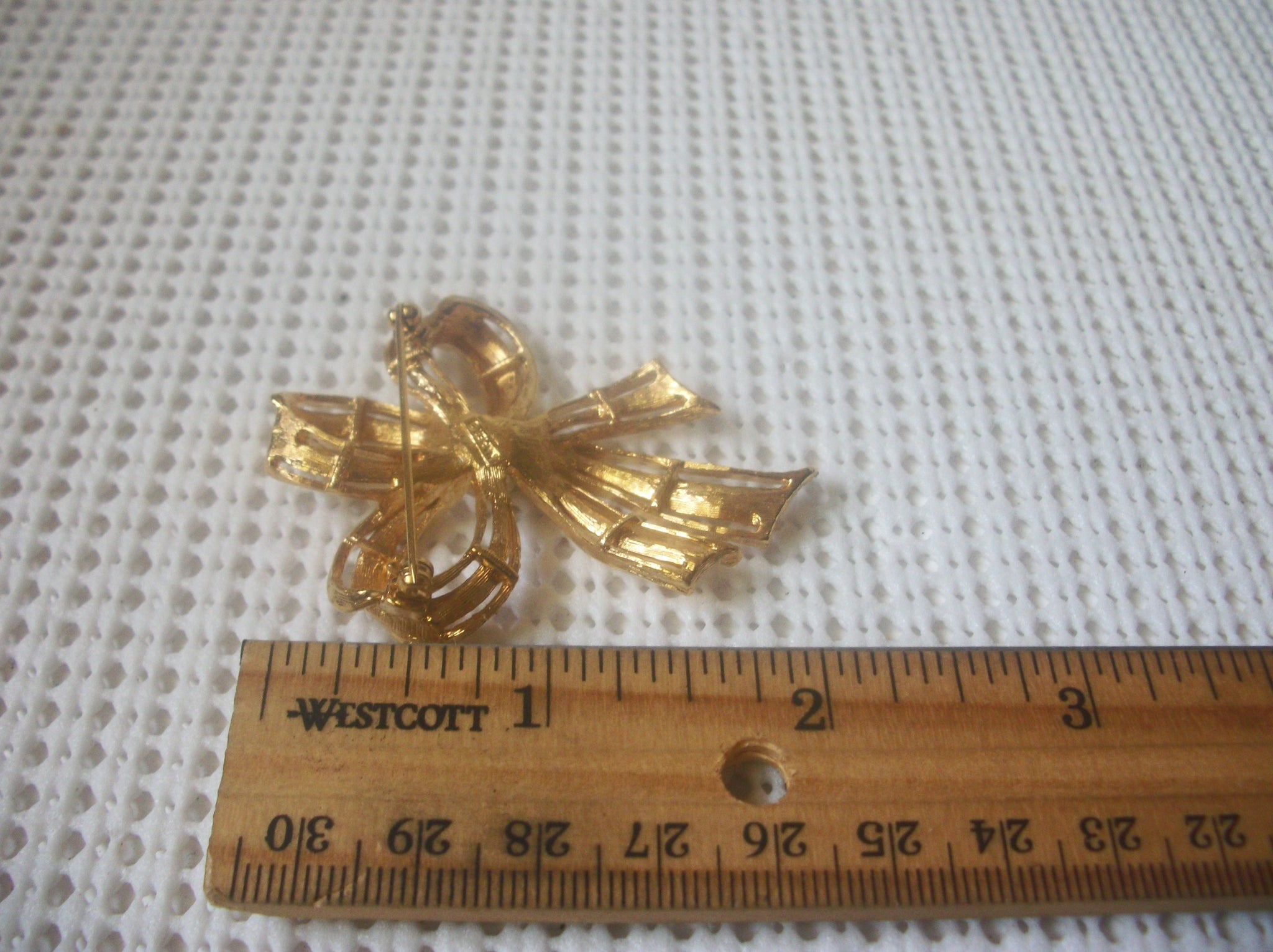 Vintage Brooch Pin, Beautiful Signed NAPIER Ribbon White Faux Pearl, Gold Tone 82317