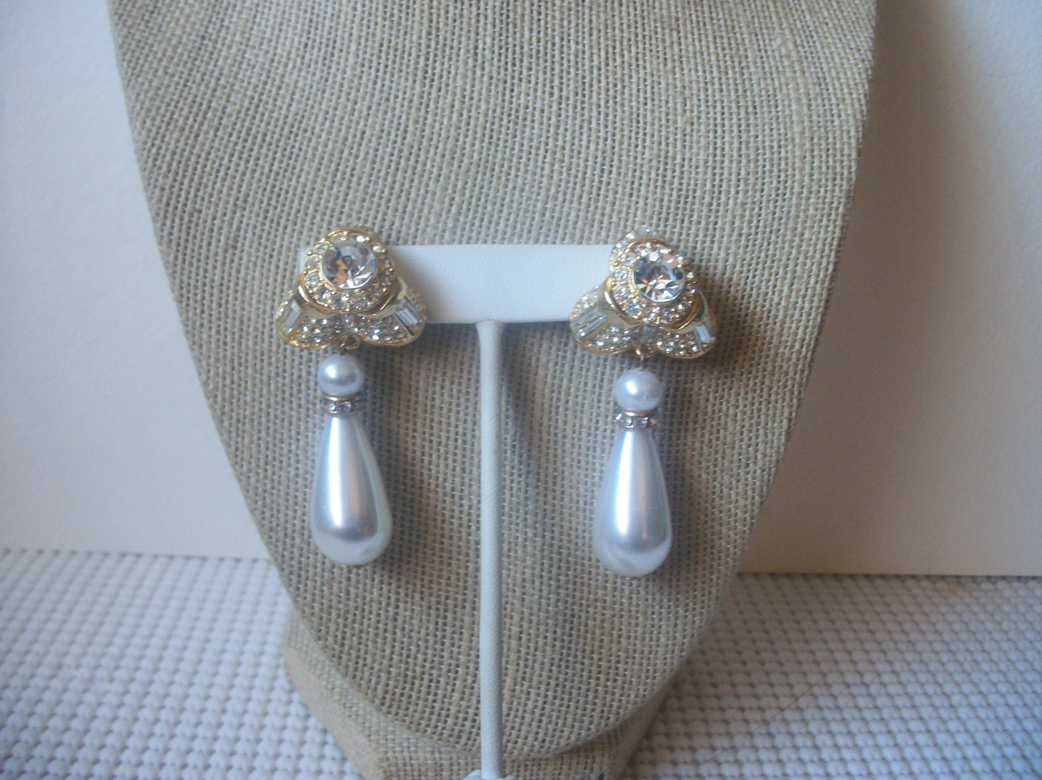 Vintage Jewelry Diva Gold Tone Clear Rhinestone Faux Pearl Clip On Earrings 022321