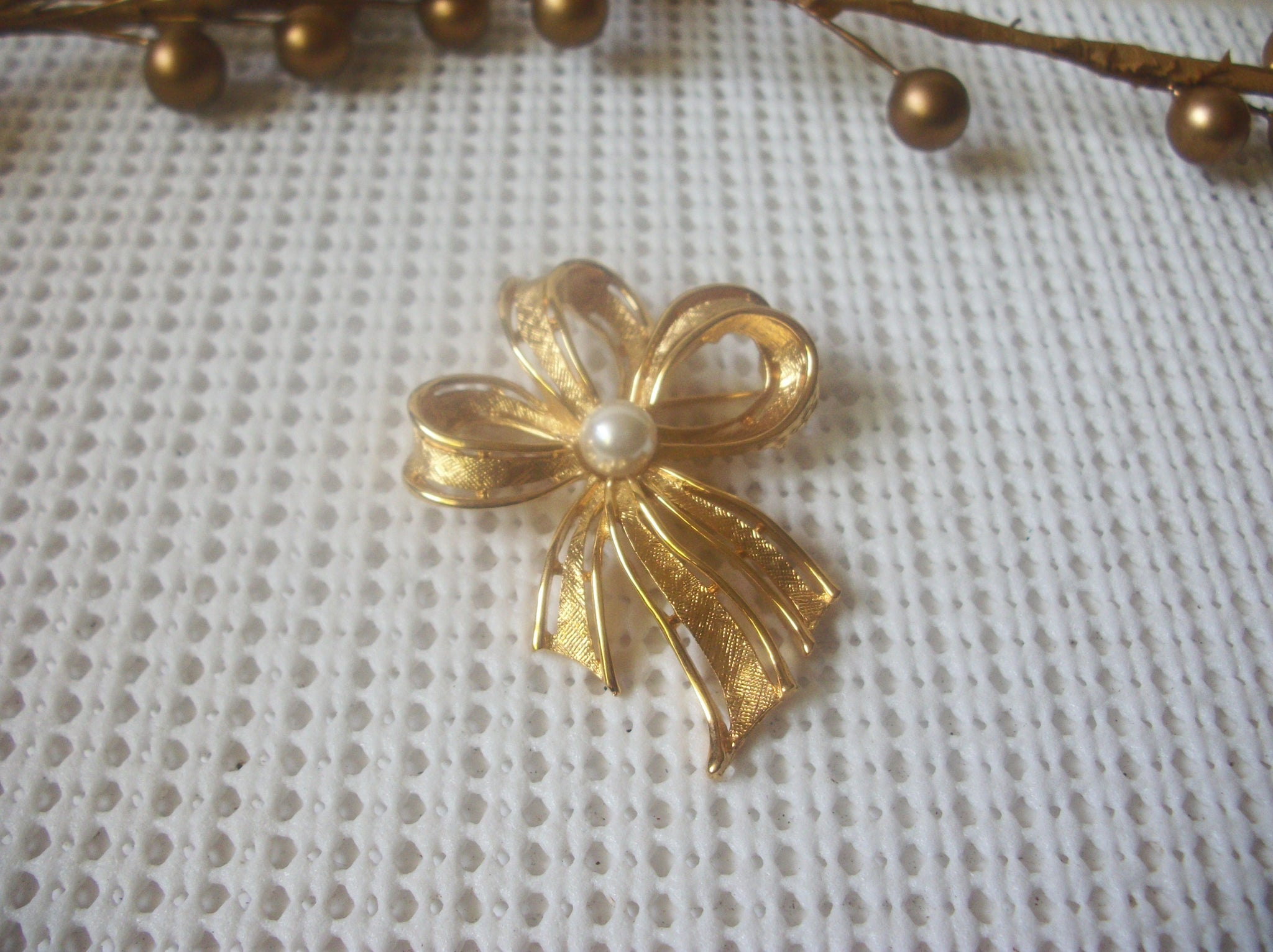 Vintage Brooch Pin, Beautiful Signed NAPIER Ribbon White Faux Pearl, Gold Tone 82317