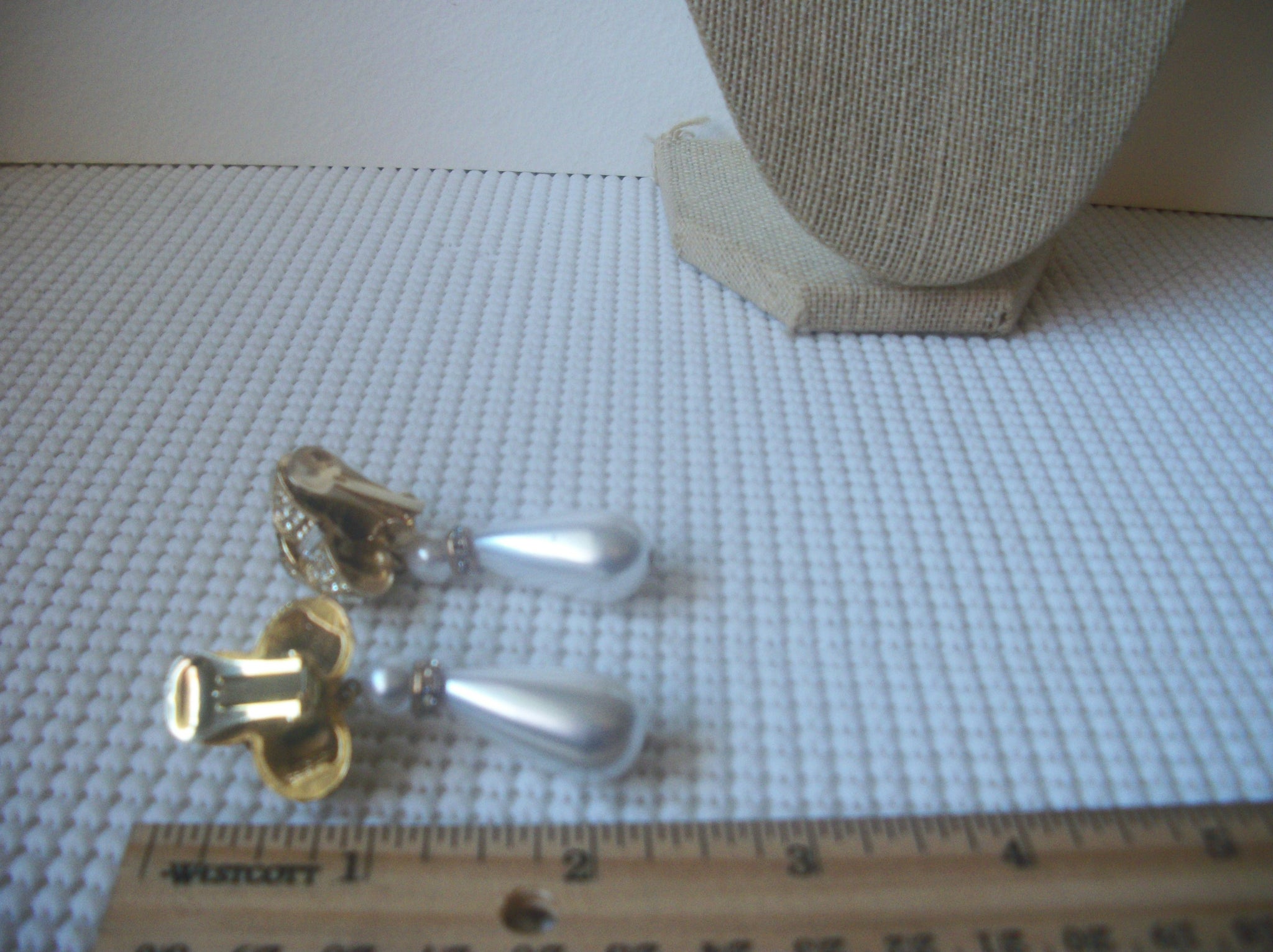 Vintage Jewelry Diva Gold Tone Clear Rhinestone Faux Pearl Clip On Earrings 022321