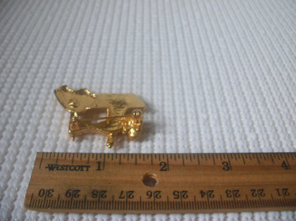 Vintage Brooch Pin, Seamstress Sewing Machine Gold Tone 121516
