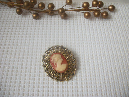 Vintage Brooch Pin Victorian Raised Cameo Figural Gold Tone 72517