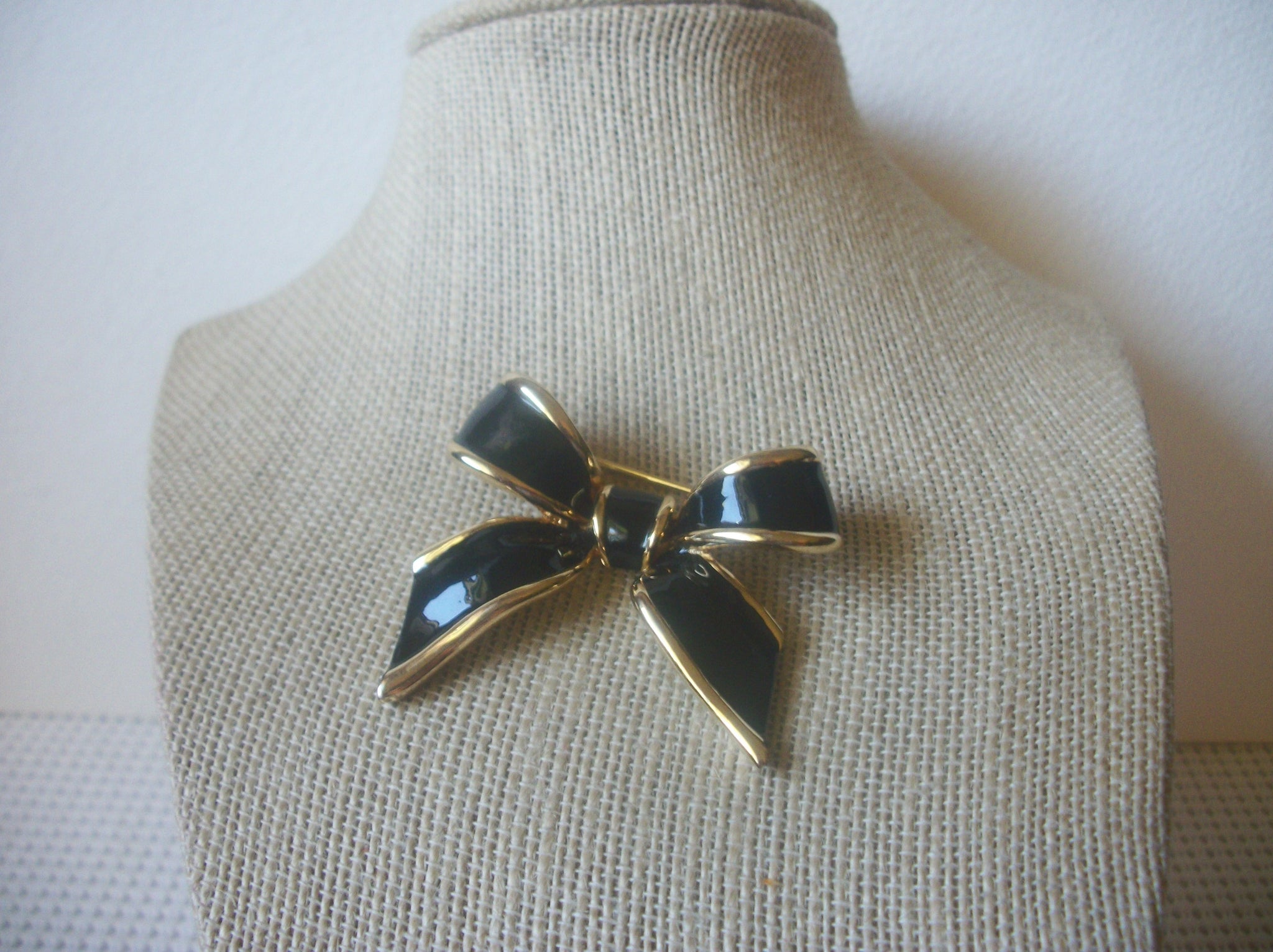 Thicker, Vintage Jewelry, Black Enameled, Bow Tie Ribbon, Gold Tone, Brooch Pin 91617