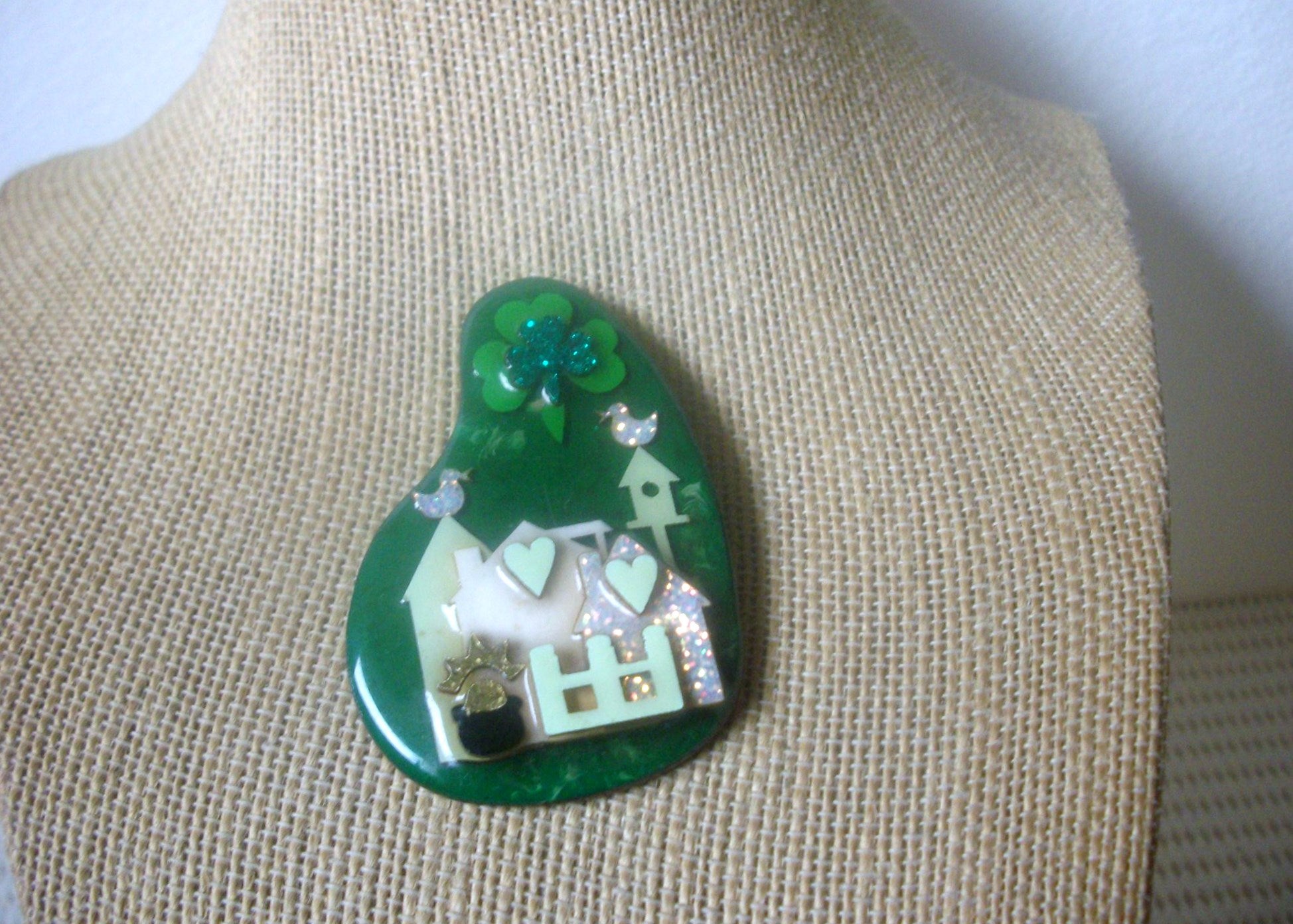 Very RARE Lucinda House Pin, St. Patrick`s Day Pot Of Gold Clover Glitter 021321