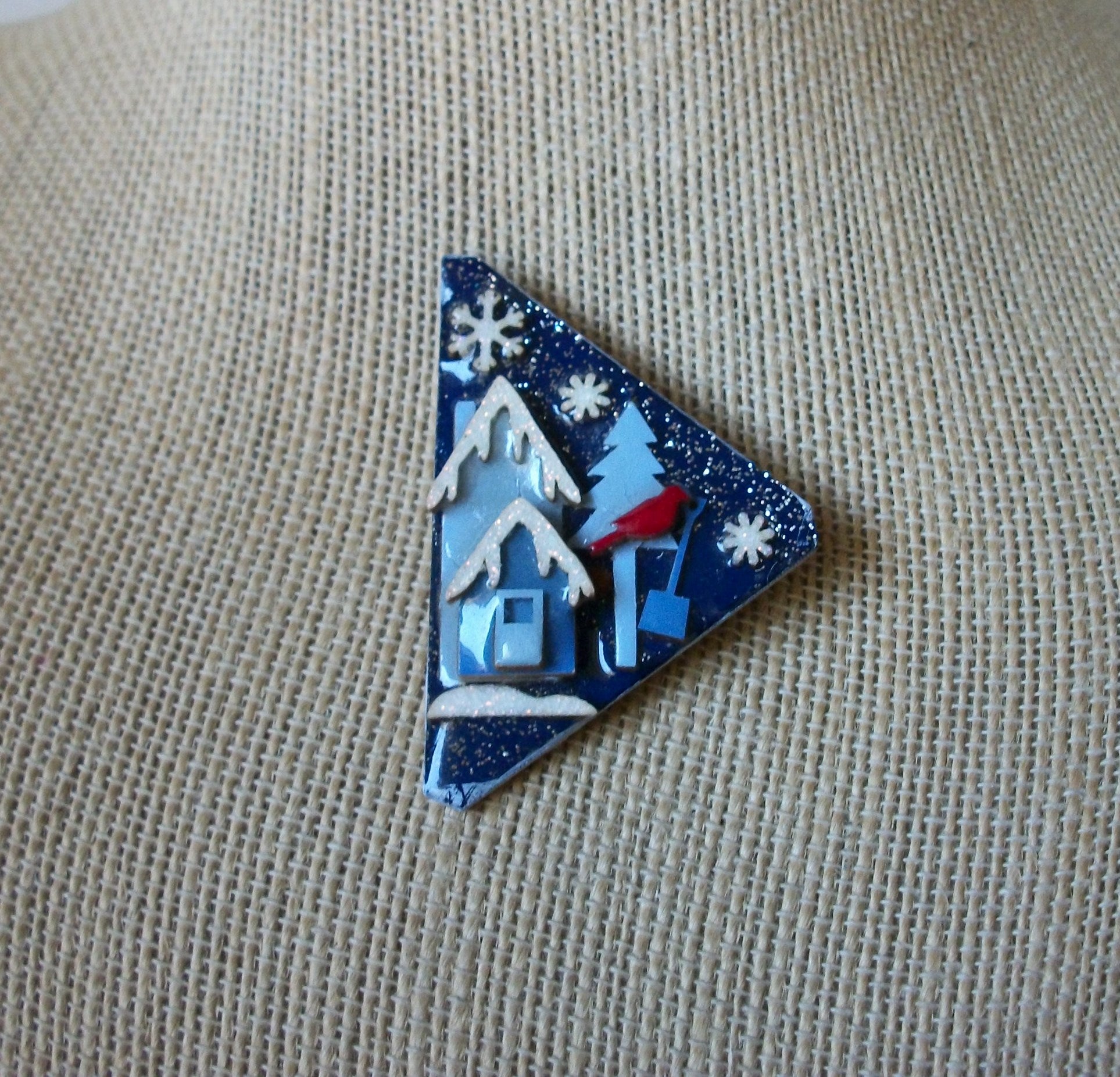 RARE Lucinda House Pin, Very Detailed Festive Christmas Snow Cardinal Bird  Pine Tree Wreath 021321