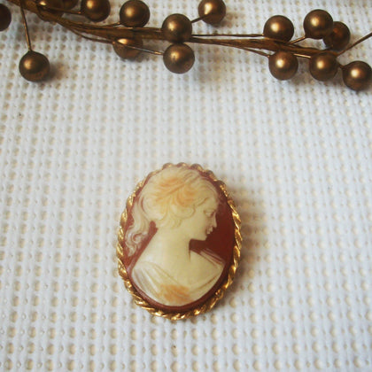 Vintage Brooch Pin Gold Toned  Cameo 61717