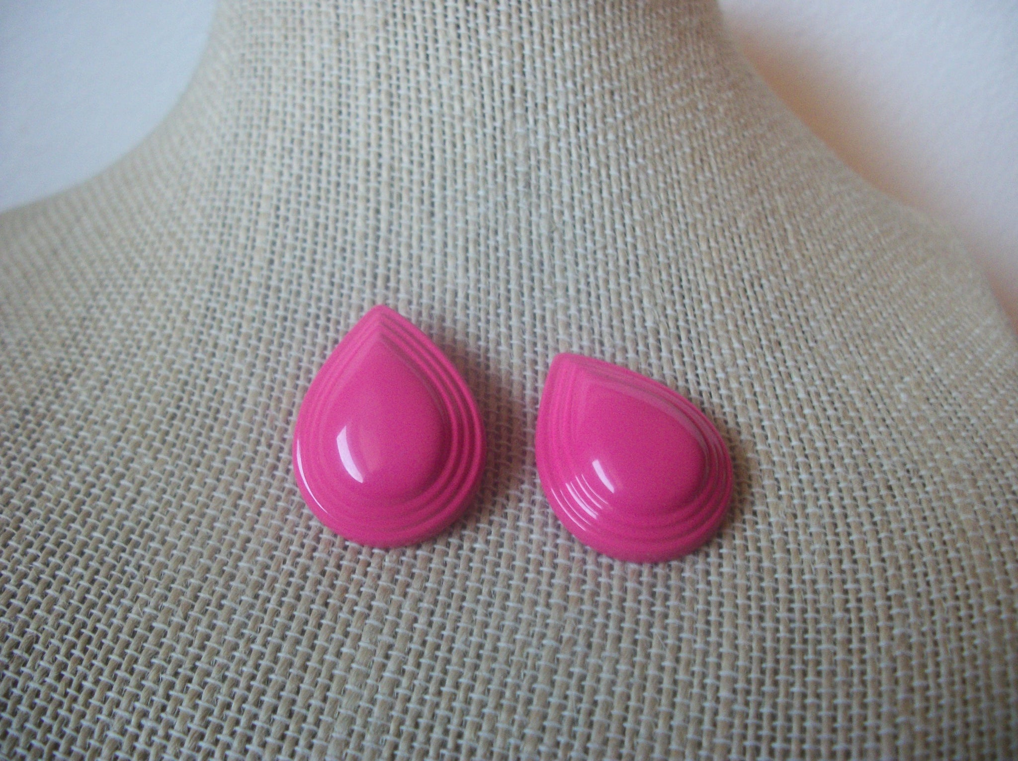 Bright Pink Tear Drop Metal Pierced Vintage Earrings 63017