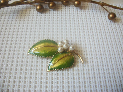 Vintage Brooch Pin Signed MONET Green Enameled Leaves White Glass Berries Gold Tone, 52017