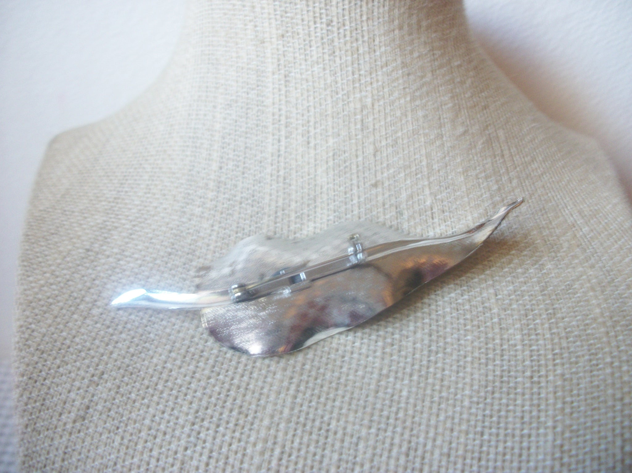 Larger Silver Tone, Leaf Textured Design Glossy Metal, Vintage Brooch Pin 60218