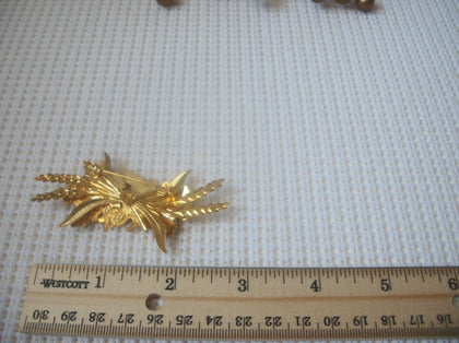 Larger Vintage Jewelry Gold Toned Enameled Maple Leaf Brooch Pin 61717
