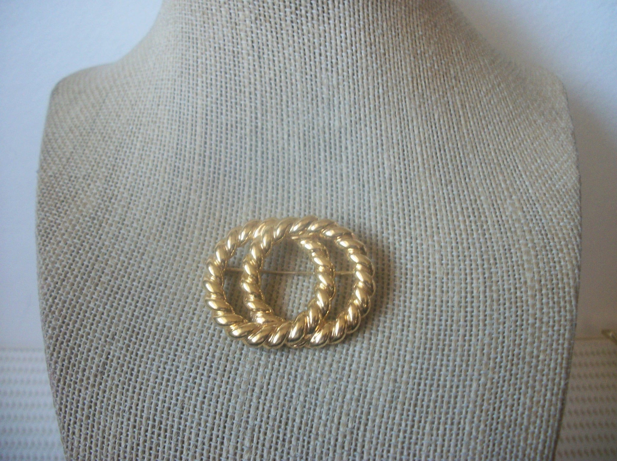 Vintage Brooch Pin Signed NAPIER Intertwining Gold Tone Circles Love 11217