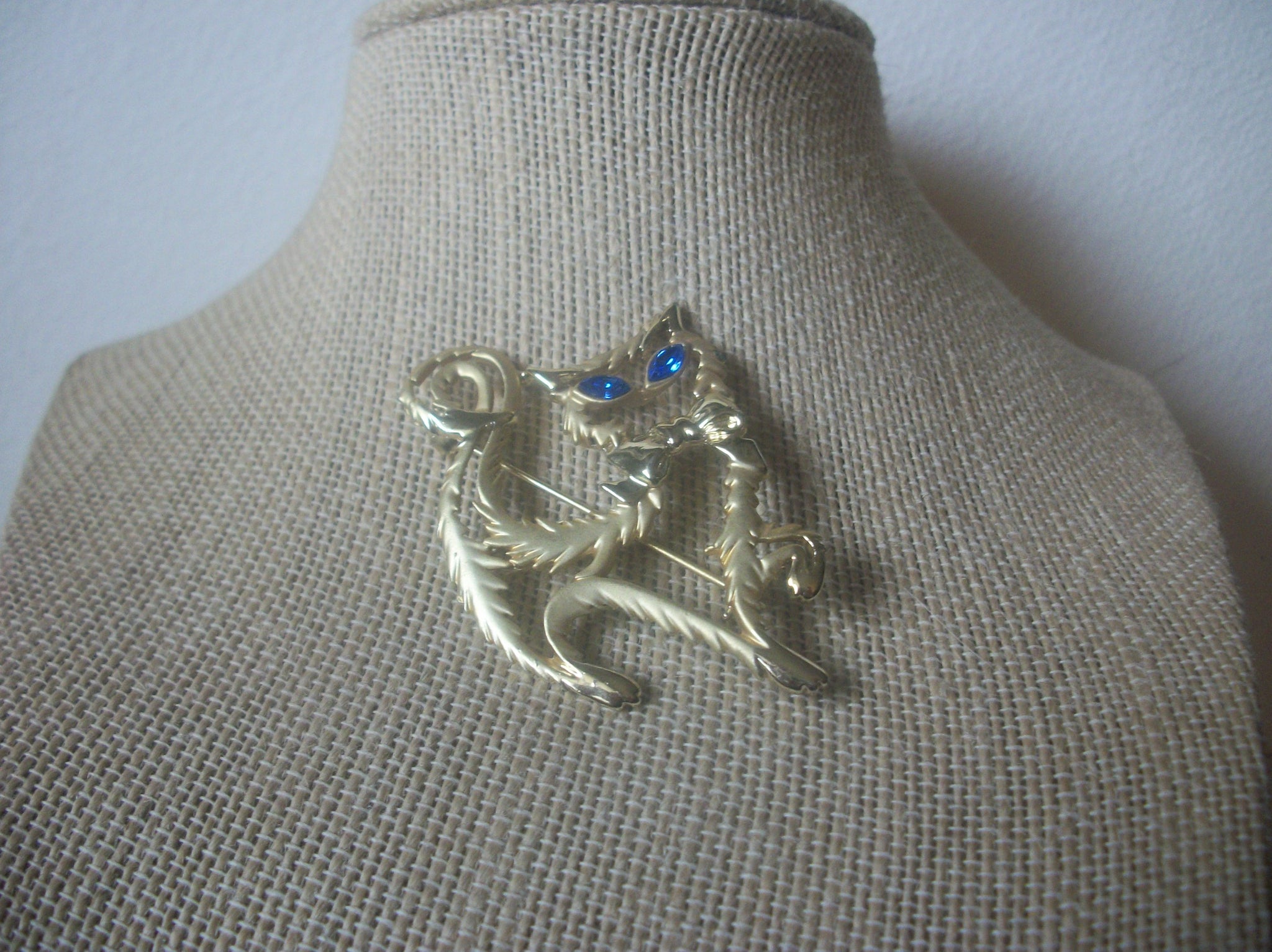 Vintage Jewelry Sassy Cat Gold Tone Blue Crystal Rhinestone Eyes, Brooch Pin 022521