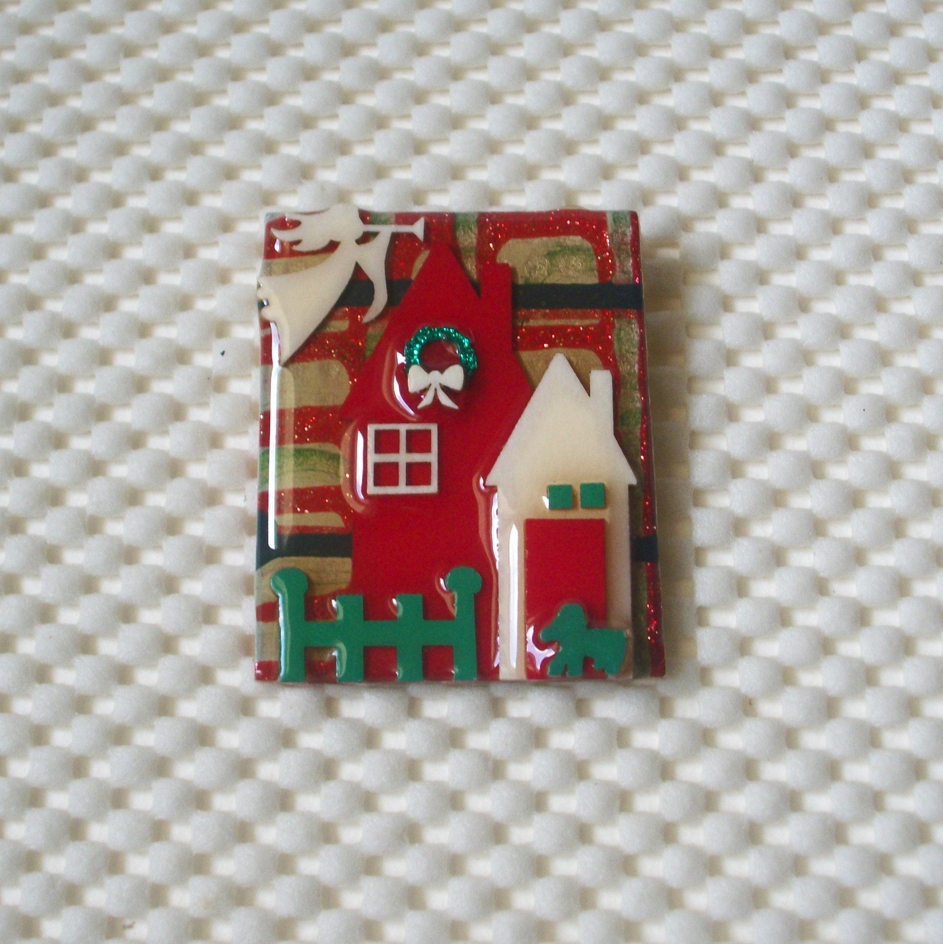 Vintage Lucinda House Pins, Highly Detailed Romantic Christmas Angel Playing Trumpet Wreath Glittery 61318