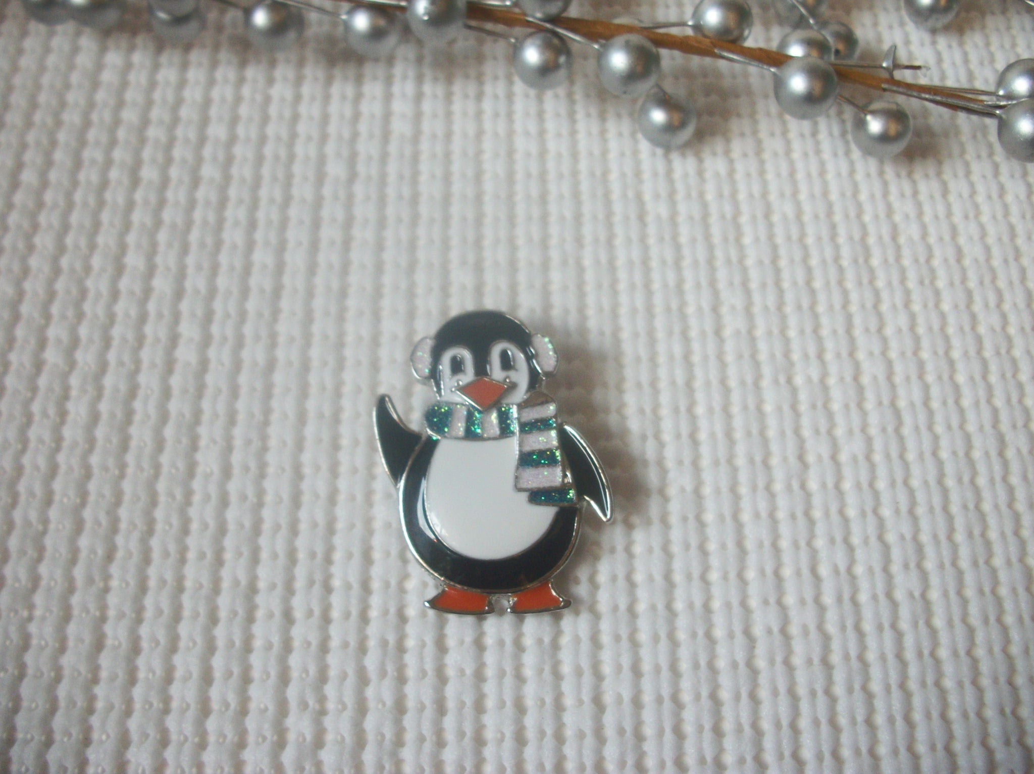 Vintage Brooch Pin Enameled Penguin Glitter Scarf Silver Tone 91616