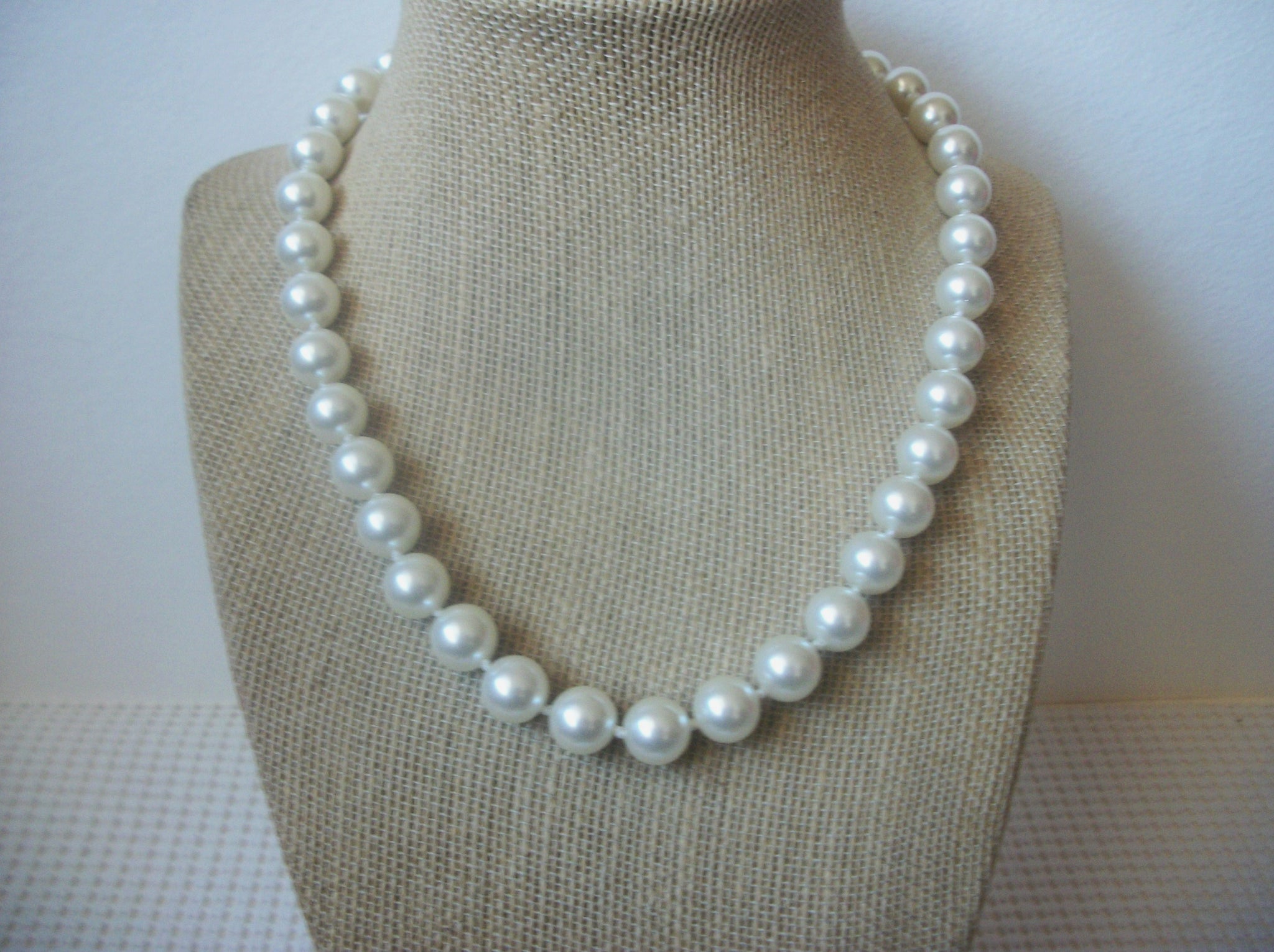 Beautiful Vintage 16" Necklace Signed NAPIER White Faux Pearls 92017