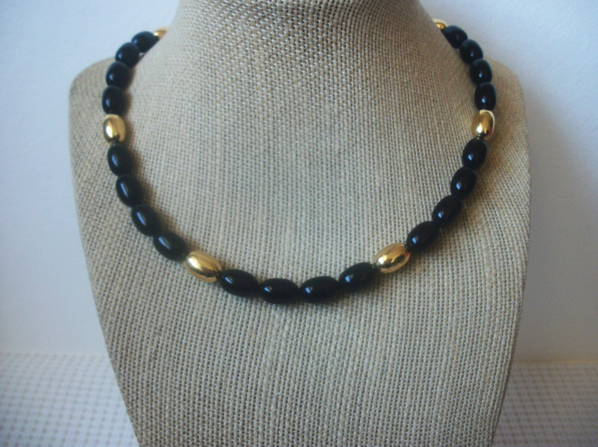 Beautiful Vintage 16" Necklace Signed NAPIER Black Gold Tone 92017