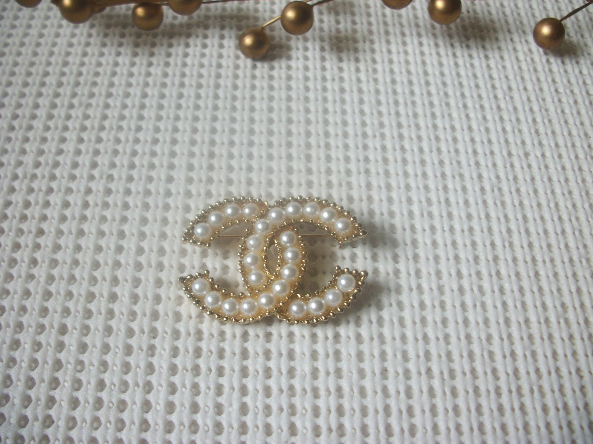 Vintage Brooch Pin Gold Tone White Faux Pearl 82317