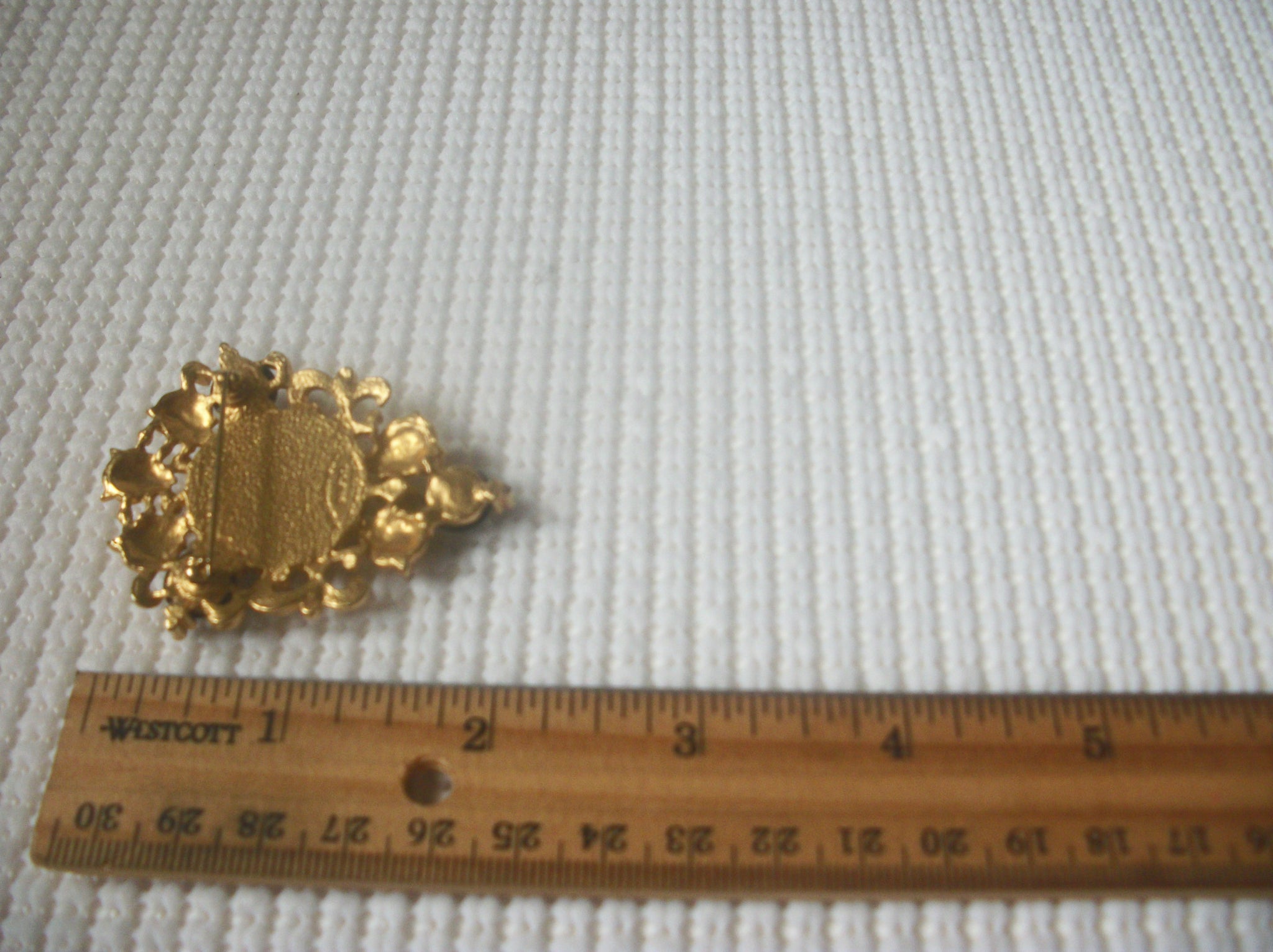 Beautifully Detailed Vintage Brooch Pin Signed AVON Lion Heads Baroque White Faux Pearl Gold Tone 121516