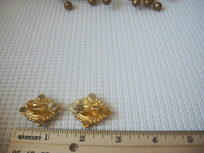 Vintage Clip On Earrings Gold Toned Baroque Faux Pearl Onyx 61717