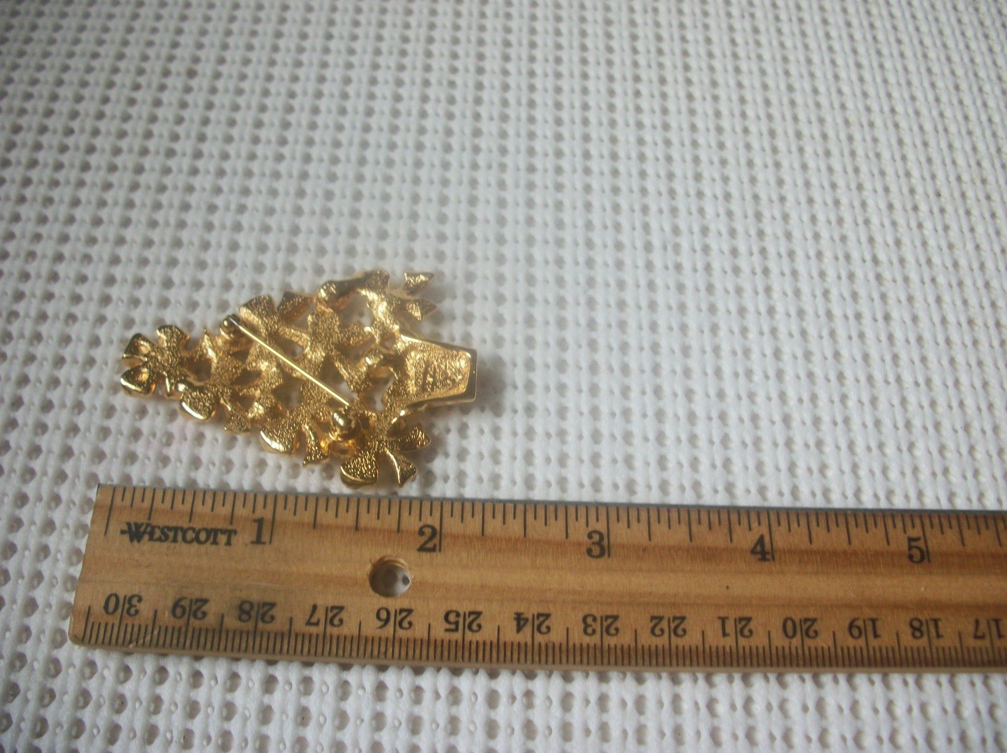 Vintage Brooch Pin Signed AVON Gold Tone Aurora Borelias Crystal Rhinestones Christmas Tree, 82317