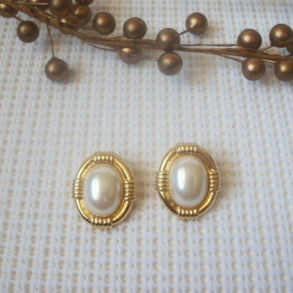 Pretty Vintage PIERCED Post Earrings Gold Toned Baroque Faux Pearl  61717
