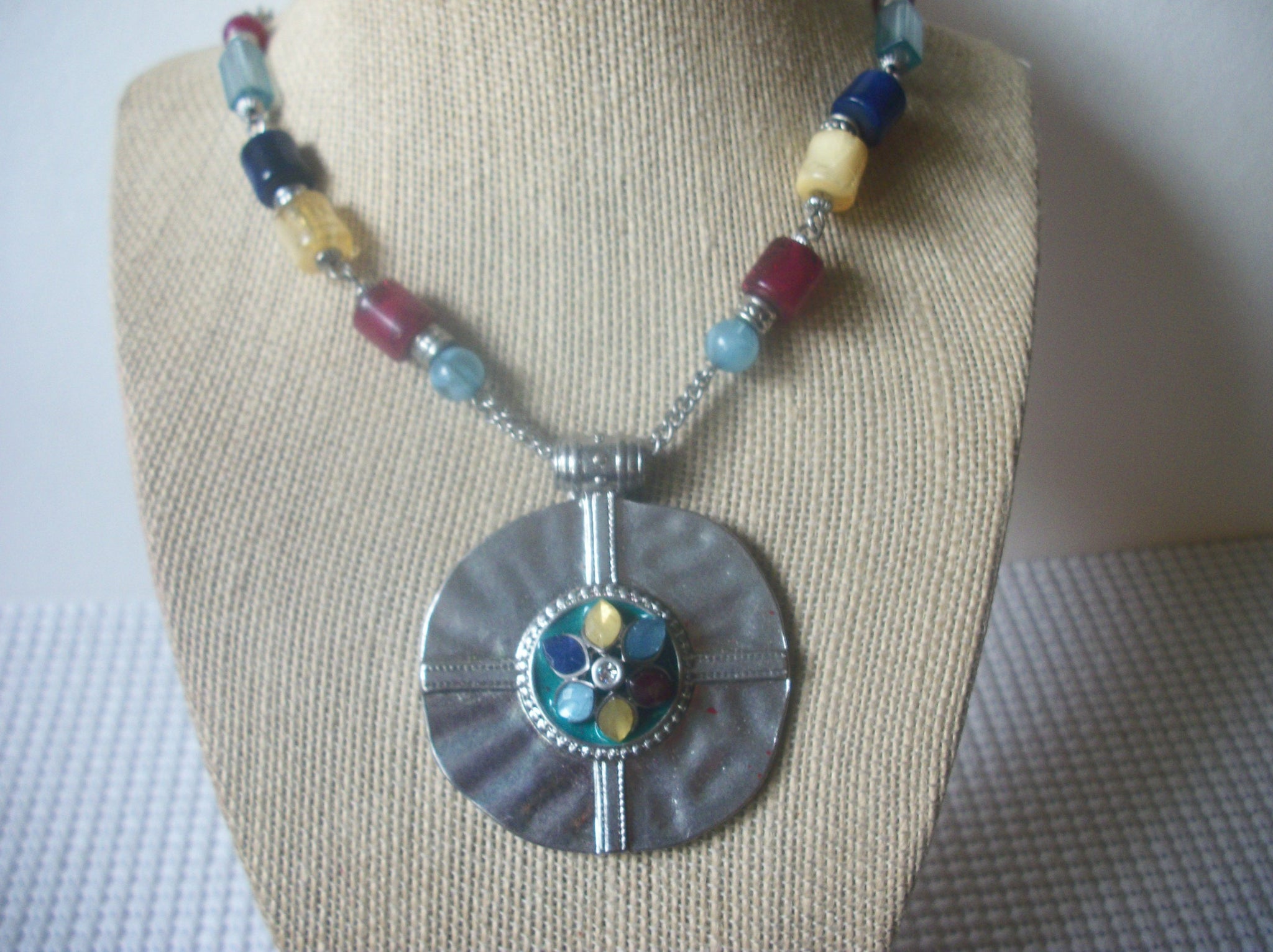 Vintage Jewelry Southwestern Silver Tone Colorful Glass Plastic Resin Hammered Pendant Necklace 112016